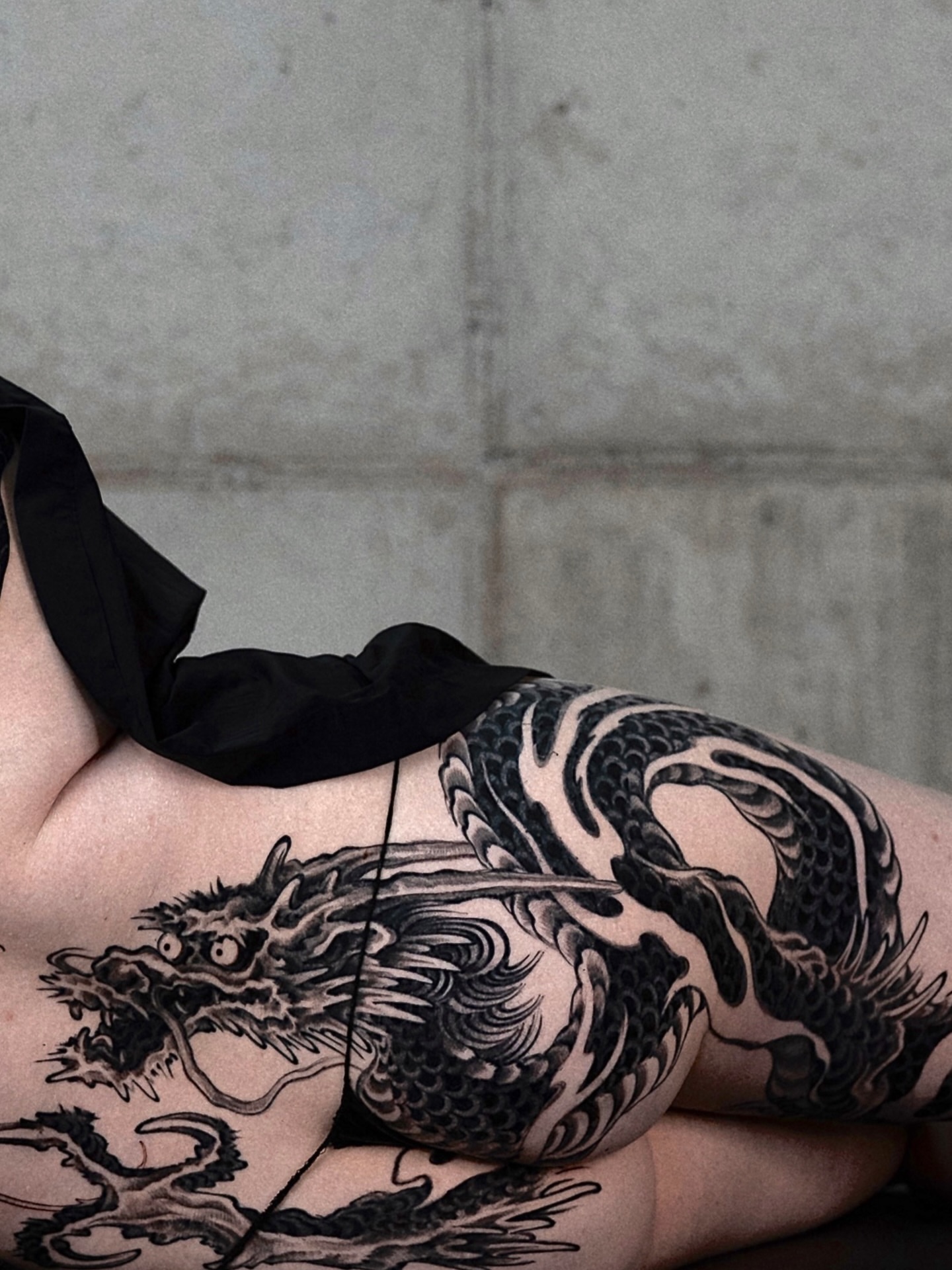 Dragon black and grey tattoo on the thigh by 睿刺造物