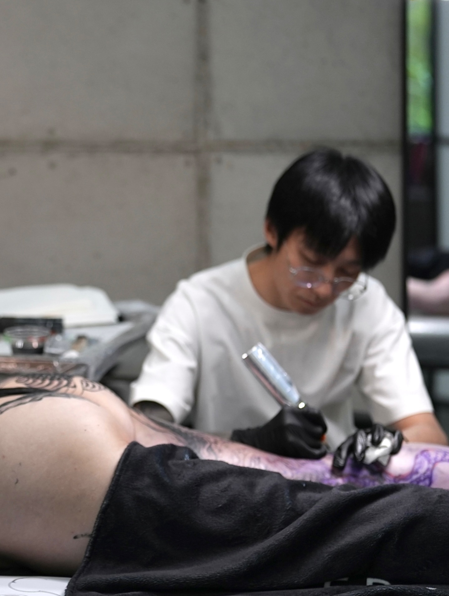 Tattoo artist black and grey tattoo on the torso by 睿刺造物