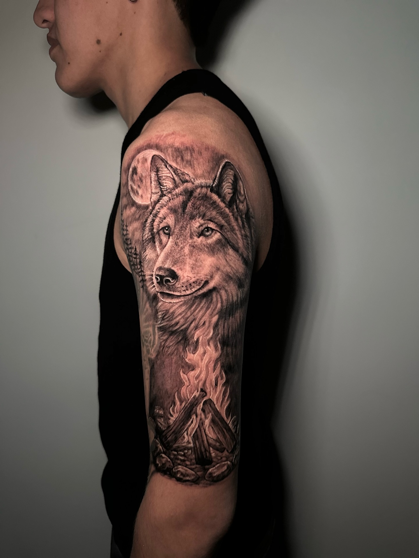 Wolf realism tattoo on the forearm by Héctor Agudelo