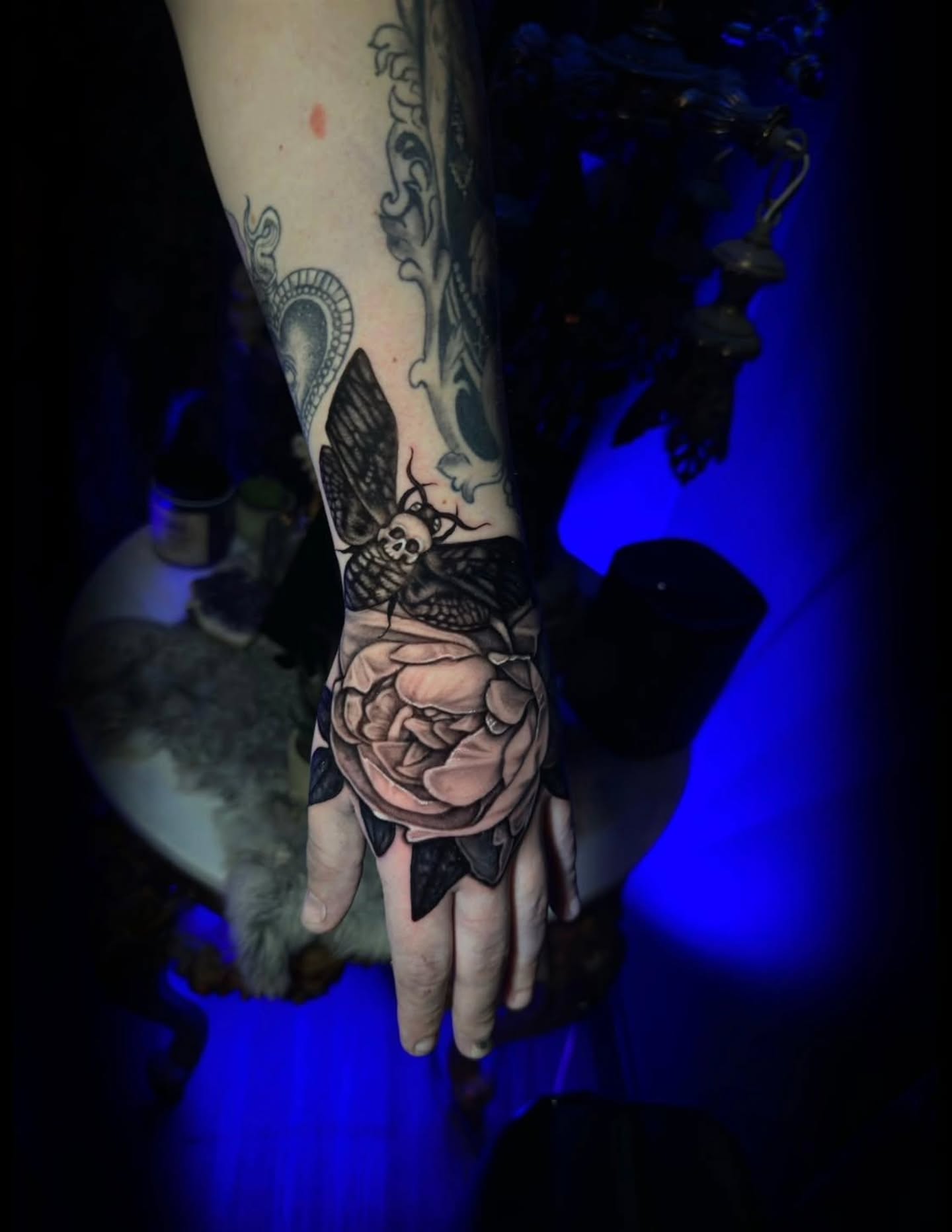 Rose and bee realism tattoo on the hand by 𝕸𝖊𝖌𝖆𝖓 𝕮𝖍𝖊𝖛𝖆𝖙𝖊𝖜𝖆🦇 Brooklyn Tattoo Artist