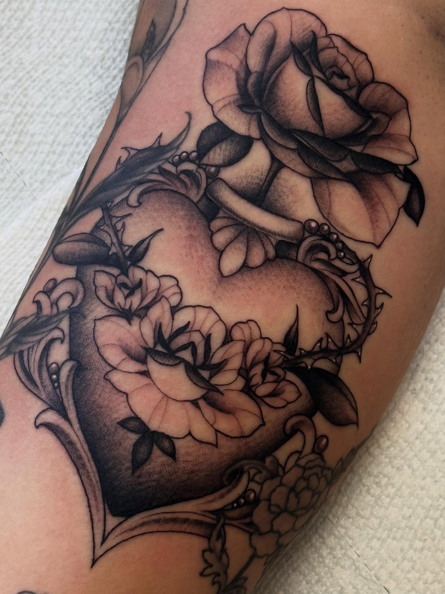 Roses black and grey tattoo on the forearm by Espinal