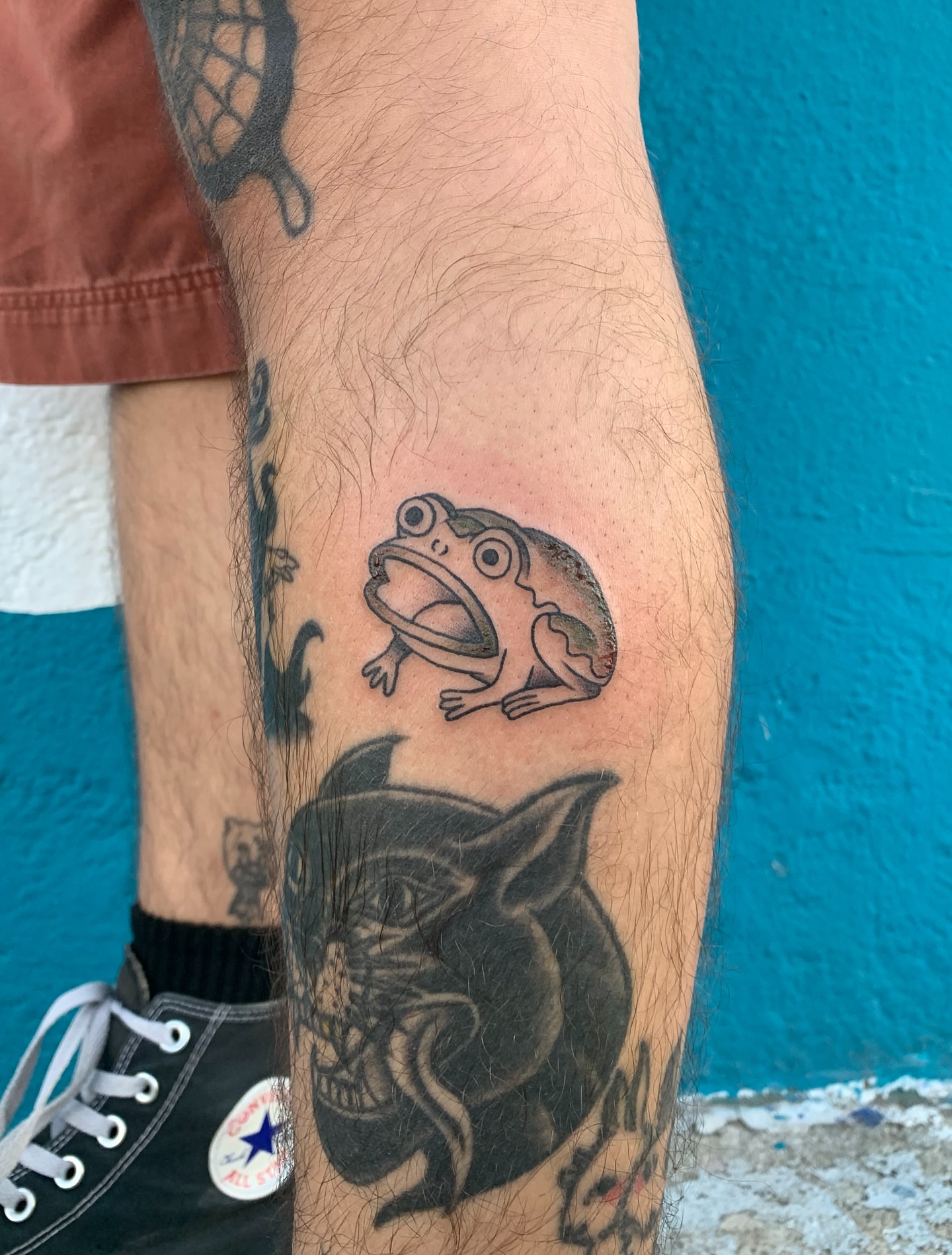Frog black and grey tattoo on the leg by CharlieBoy