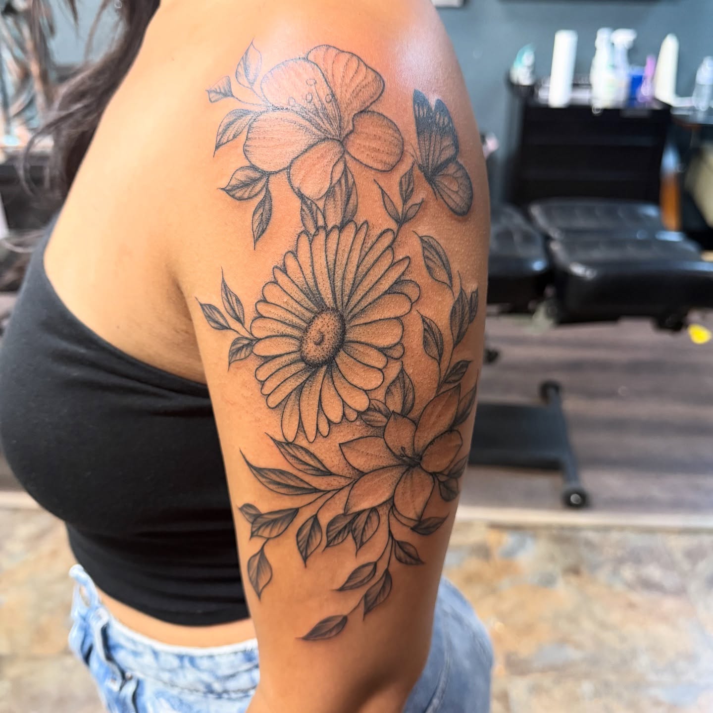 Floral arrangement black and grey tattoo on the upper arm by ๐๐ช๐ฝ๐ฑ๐ ๐๐ฒ๐ป๐ต ๐ฃ๐ช๐ฝ๐ฝ๐ธ๐ธ