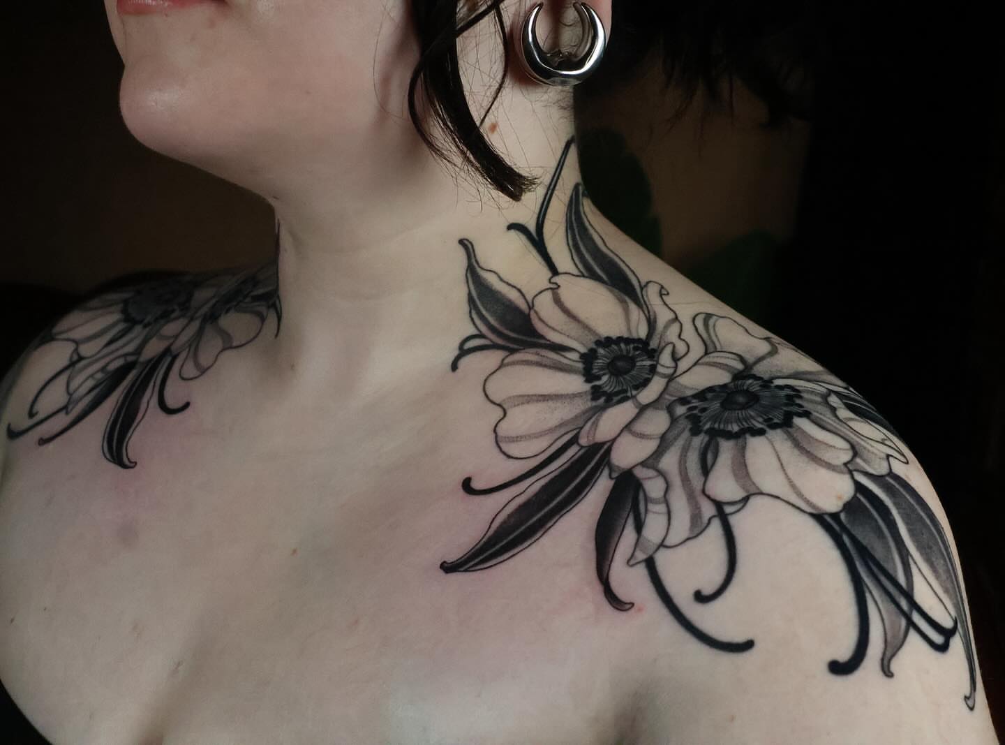 Floral black and grey tattoo on the shoulder by 𝒕𝒂𝒕𝒕𝒐𝒐𝒔 𝒃𝒚 𝔏𝔞𝔲𝔯𝔢𝔫 𝔐𝔬𝔫𝔣𝔬𝔯𝔱𝔢