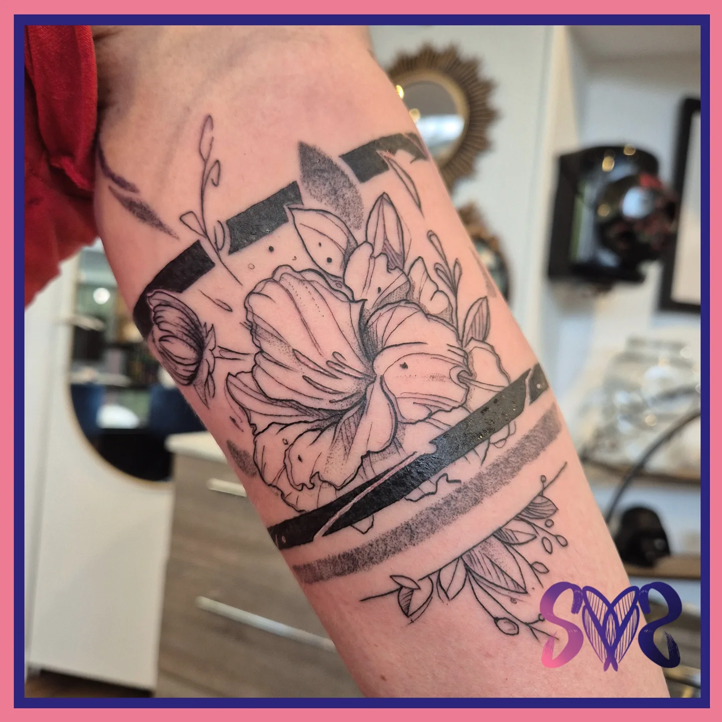 Flowers and stripes black and grey tattoo on the forearm by Sooz, Tours, Centre-Val de Loire