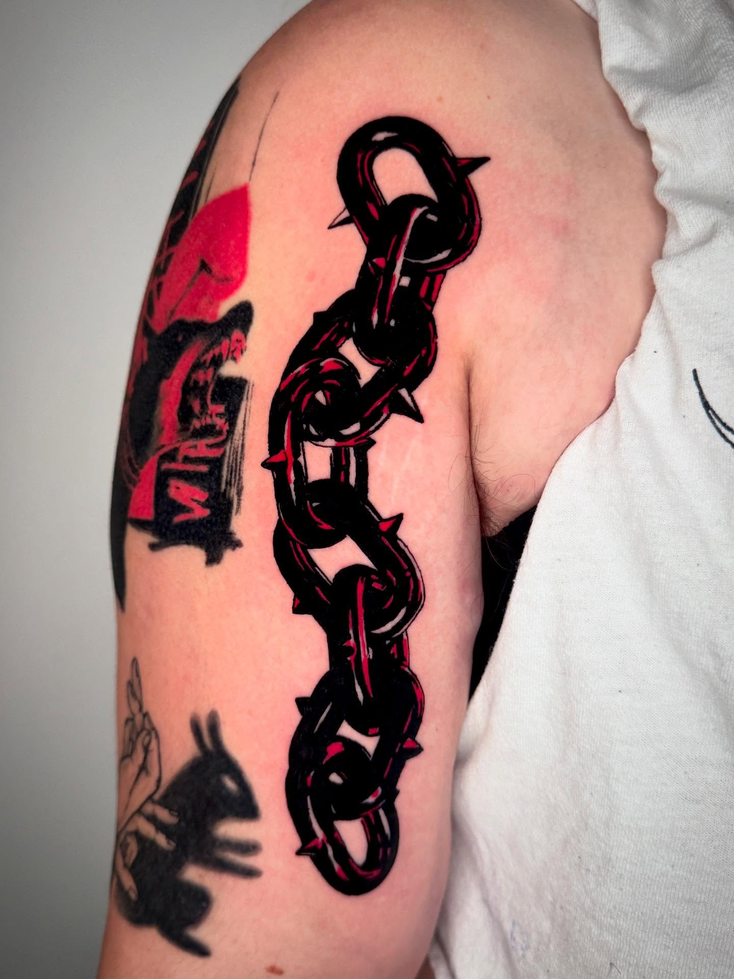 Chain neo-traditional tattoo on the upper arm by 𝔠𝔲𝔯𝔱𝔦𝔰 ~ tattoo artist