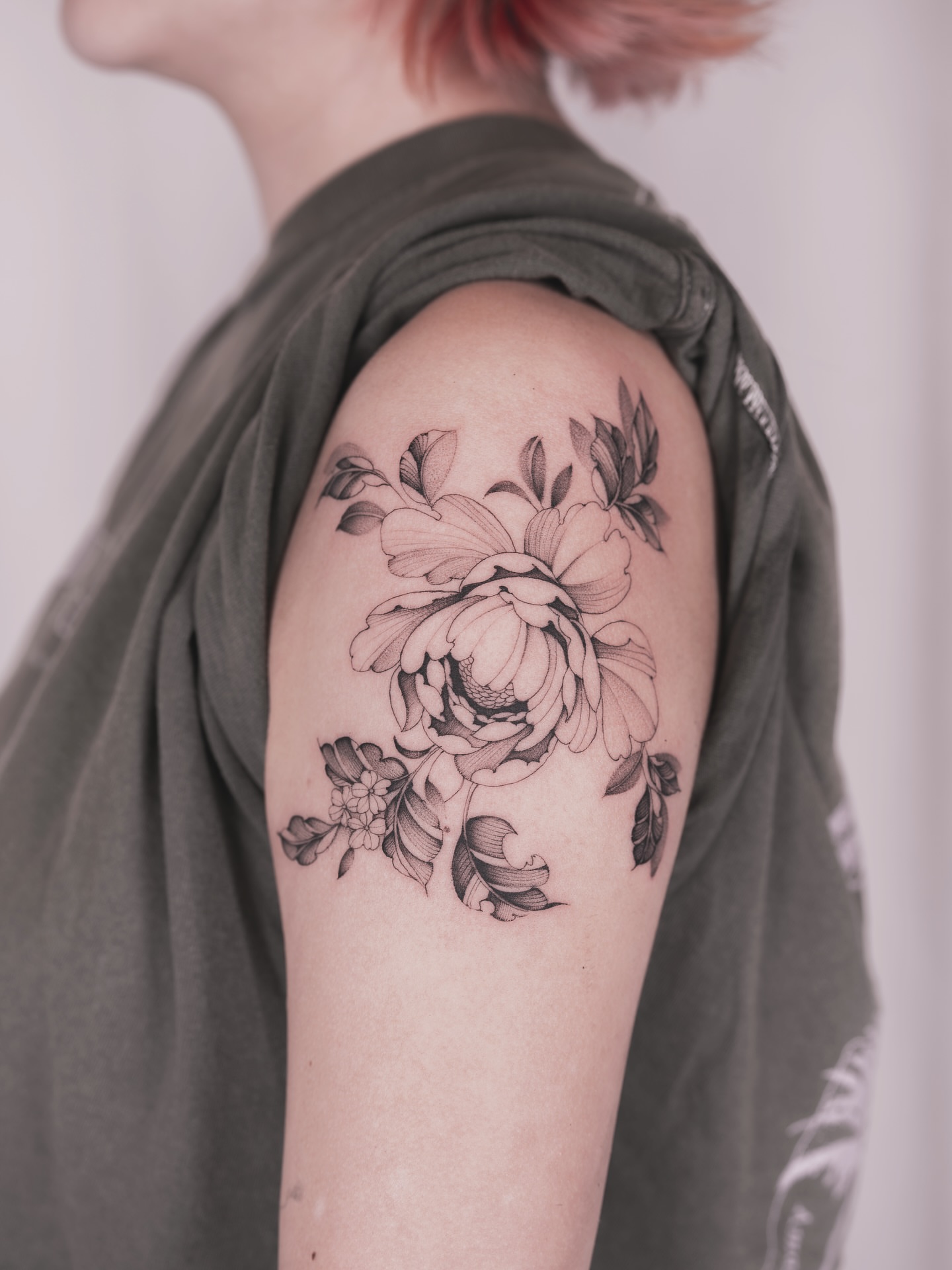 Floral arrangement black and grey tattoo on the shoulder by Leo Gao