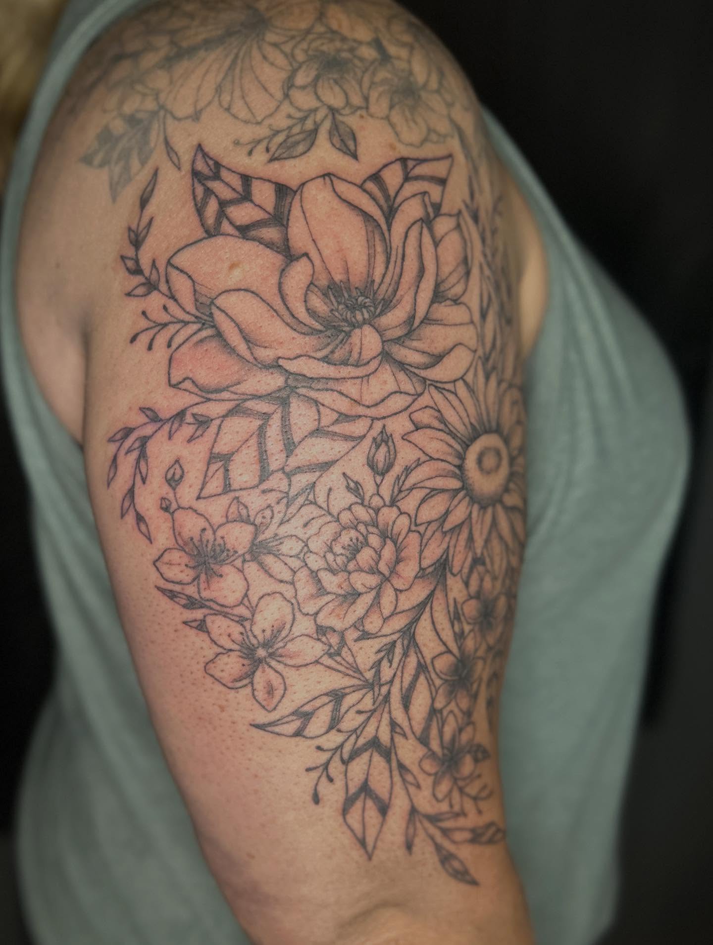 Floral bouquet black and grey tattoo on the shoulder by Abby Camacho - Tattoo Artist and Piercer โจ๐