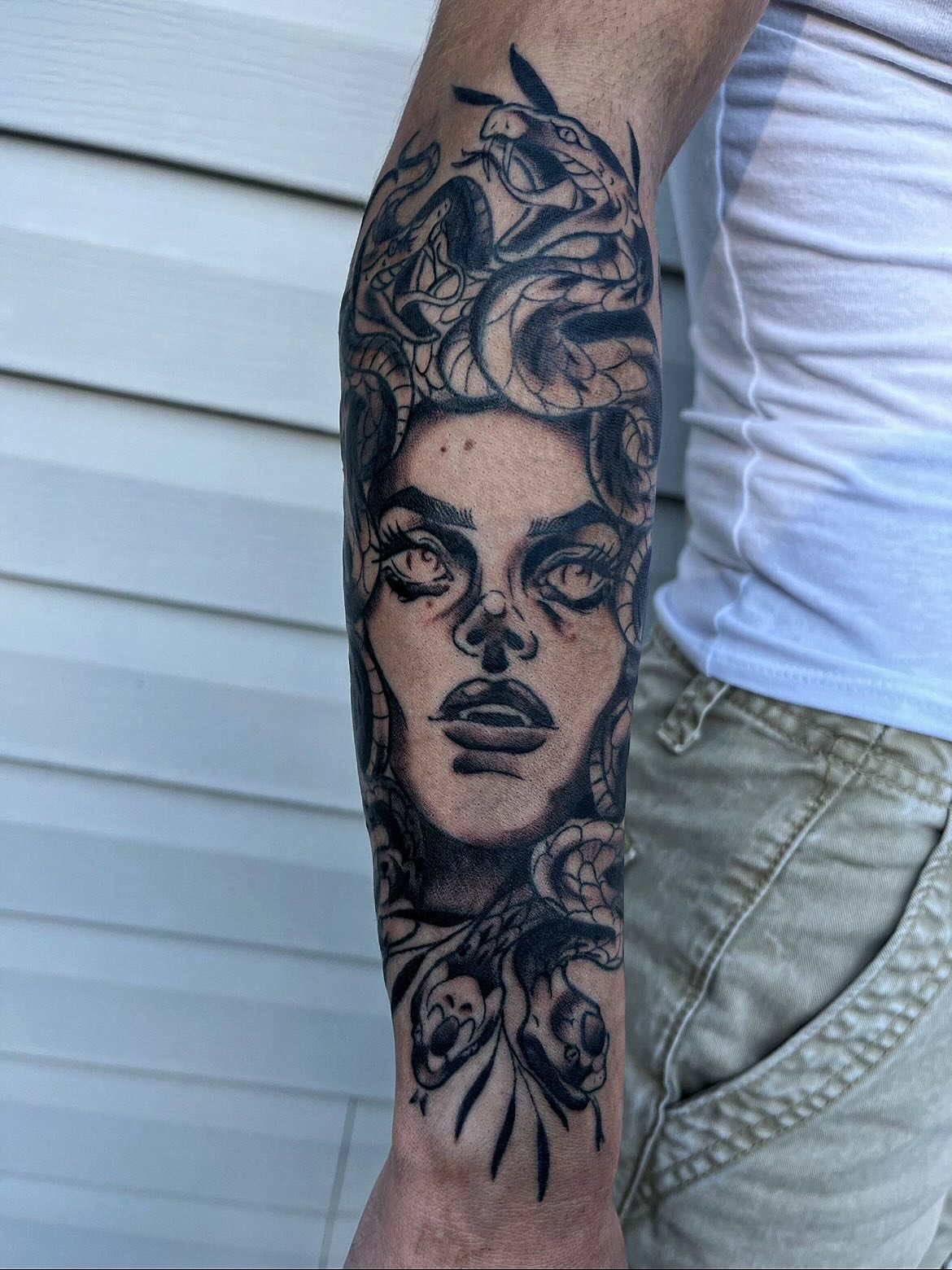 Woman with snakes realism tattoo on the forearm by ᴴᴬᴺᴺᴬᴴ ᴿᵁᴰᴰᴱᴸᴸ