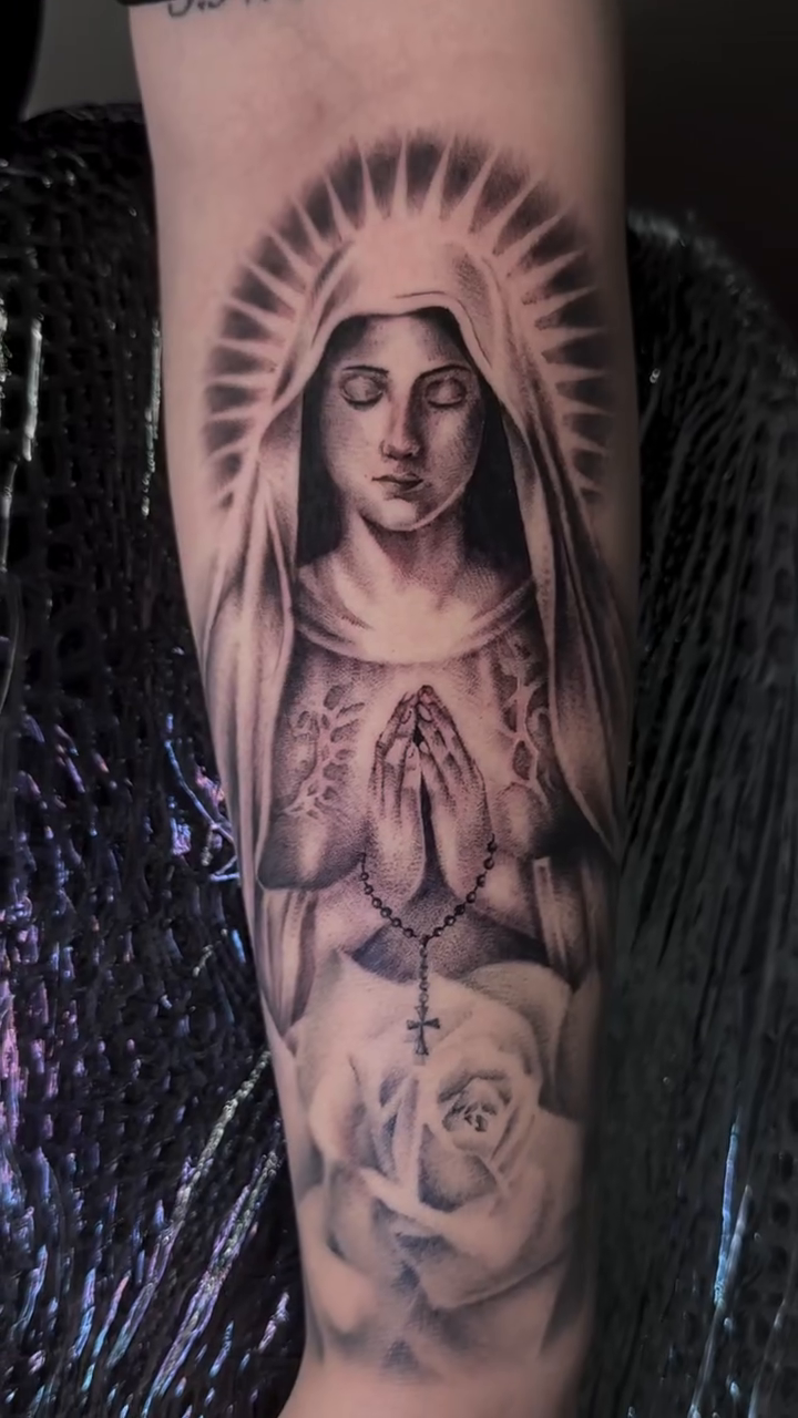 Virgin Mary with roses realism tattoo by Erika Nambo