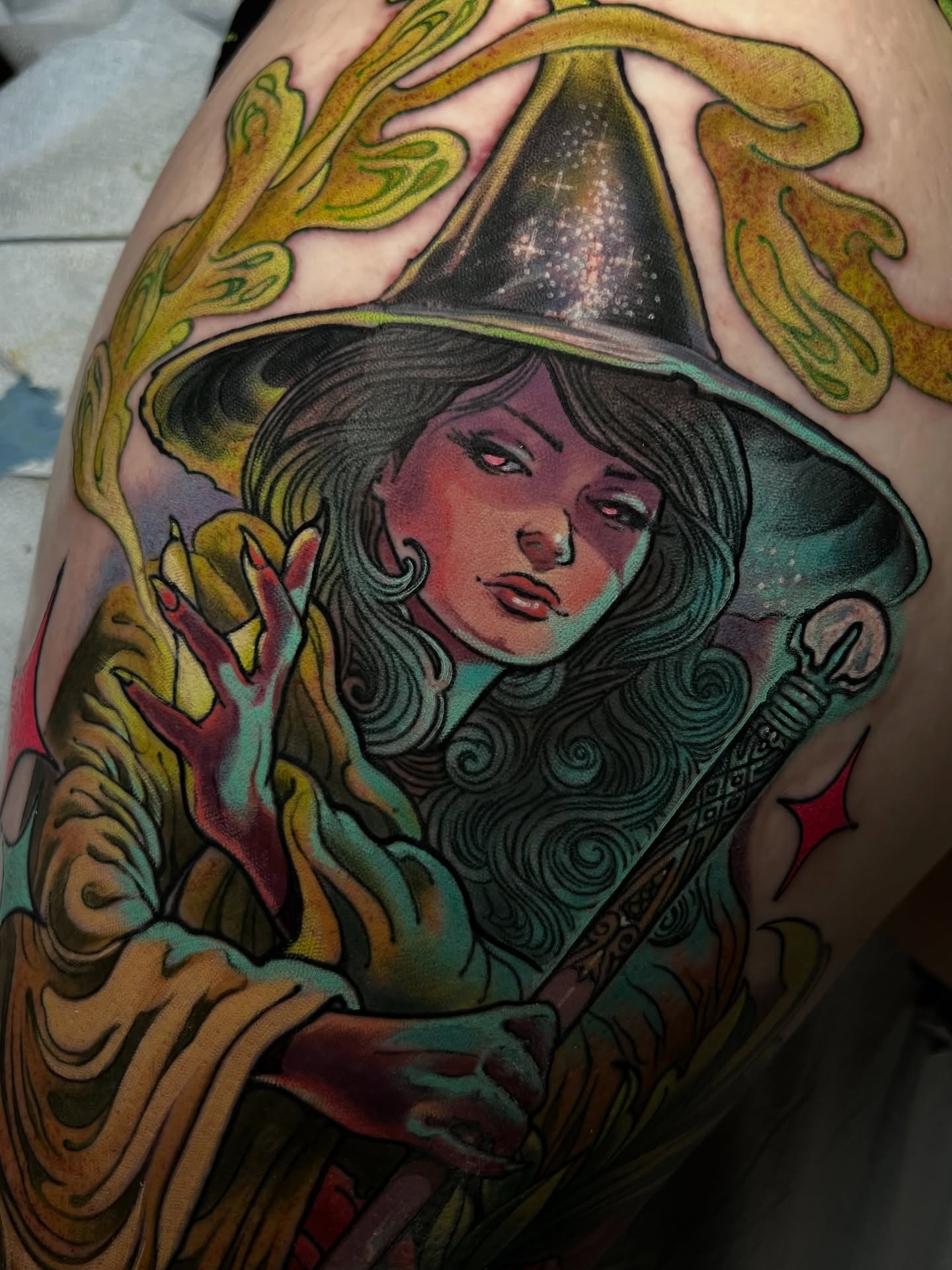 Tattoo by @fredd.chino.tattoos — illustrative, dotwork