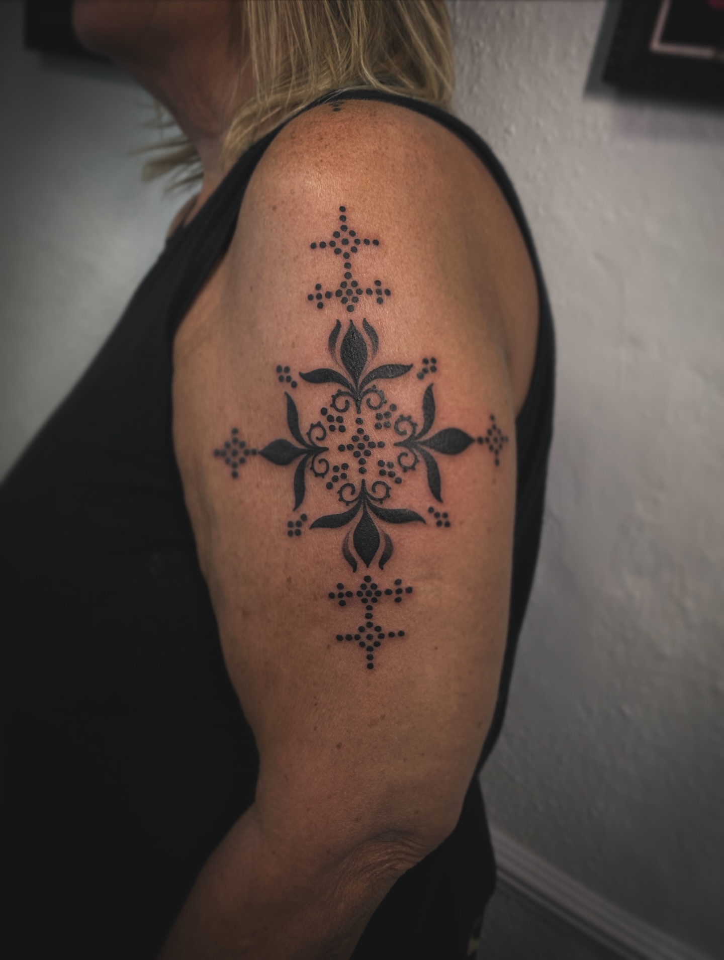 Tattoo by @bimtxtt — dotwork, geometric