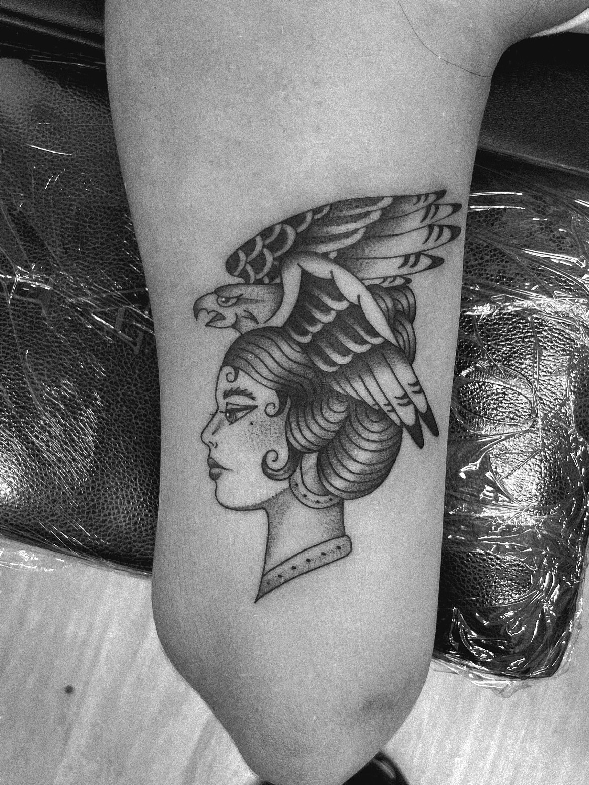 Woman with bird realism tattoo on the forearm by 𝕯𝖔𝖒