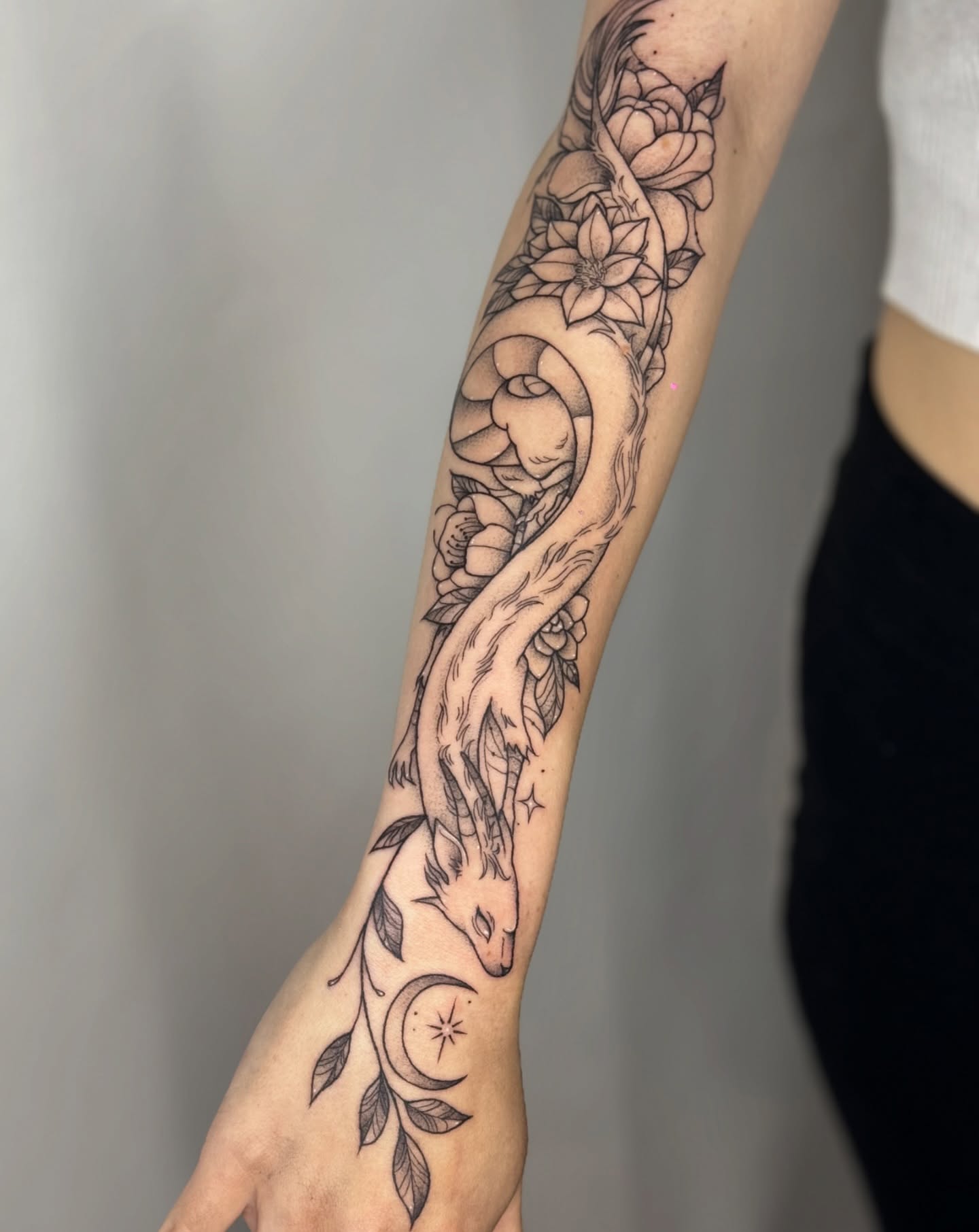 Snake and flowers black and grey tattoo on the forearm by โโฎโ๐ถ๐๐ฝ๐๐๐ู เฃชโญ las vegas tattoo artist