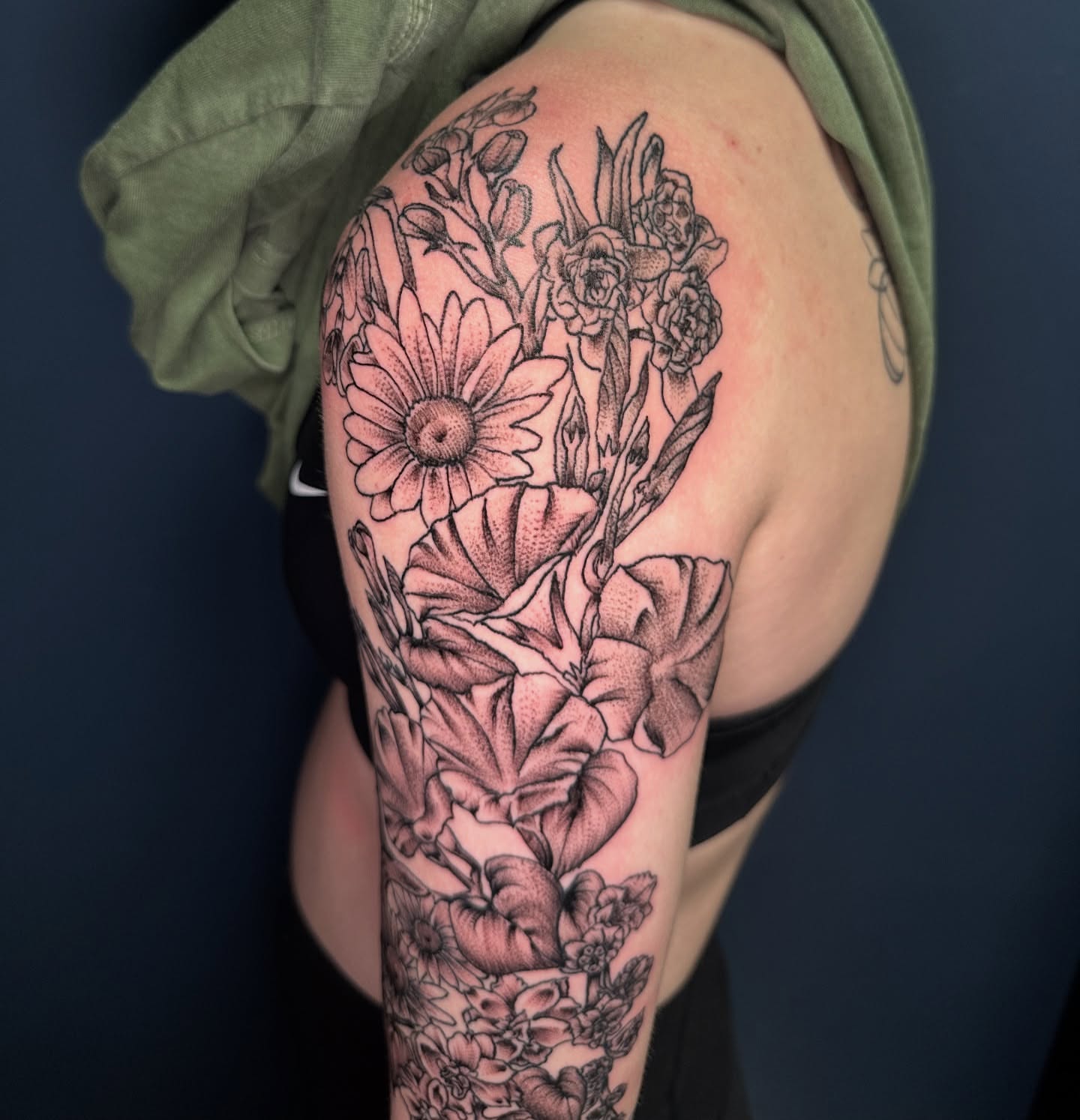 Floral bouquet dotwork tattoo on the shoulder by Maggie De La Torre ๐ณ๏ธโโง๏ธ๐ฒ๐ฝ