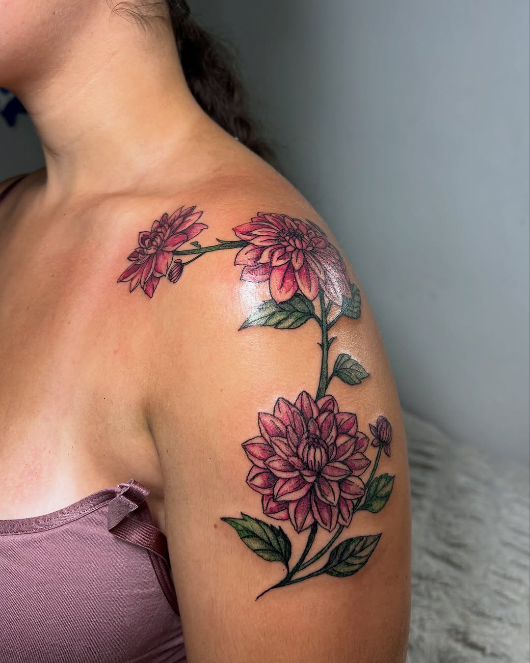 Flowers neo-traditional tattoo on the shoulder by Victoria