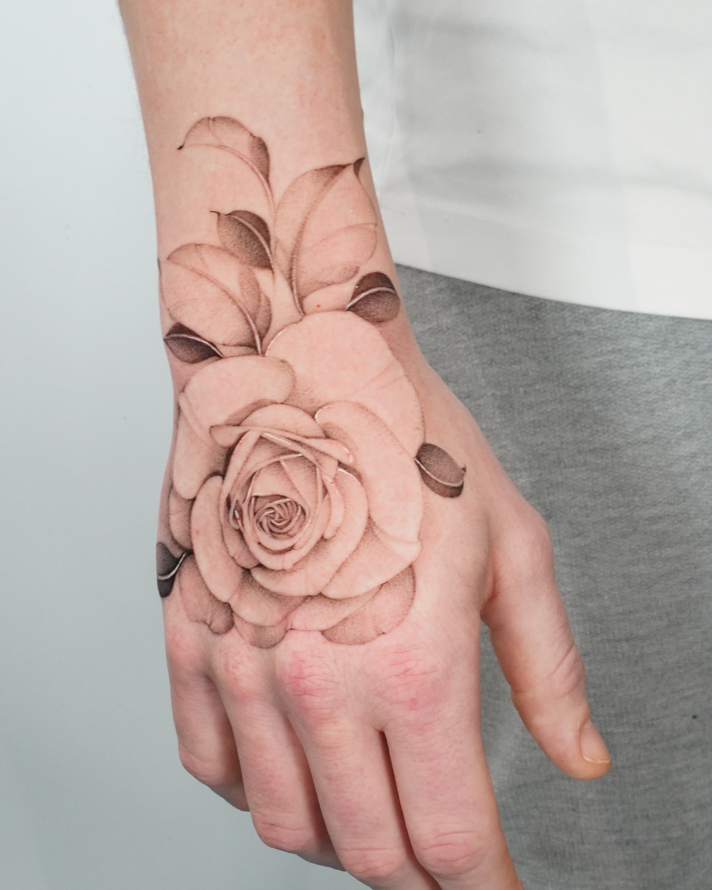 Rose realism tattoo on the hand by Bel Fernandez