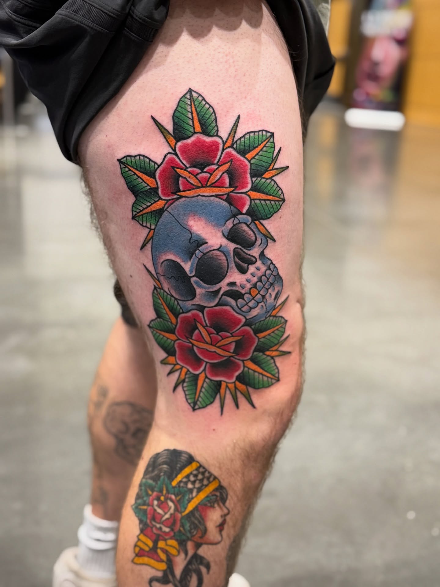 Skull and roses American traditional tattoo on the thigh by Donovan hernandez