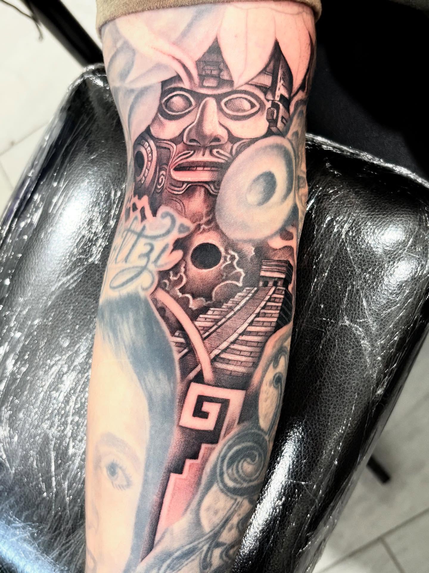 Tattoo by @juanliratattoos — black_and_grey, geometric