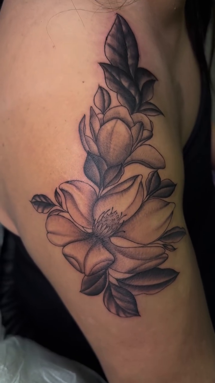 Magnolia flowers realism tattoo by 𝙰𝚛𝚕𝚒𝚗𝚐𝚝𝚘𝚗 𝚃𝚊𝚝𝚝𝚘𝚘 𝙰𝚛𝚝𝚒𝚜𝚝 ✴︎ 𝚝𝚊𝚝𝚜𝚇𝚟𝚊𝚕