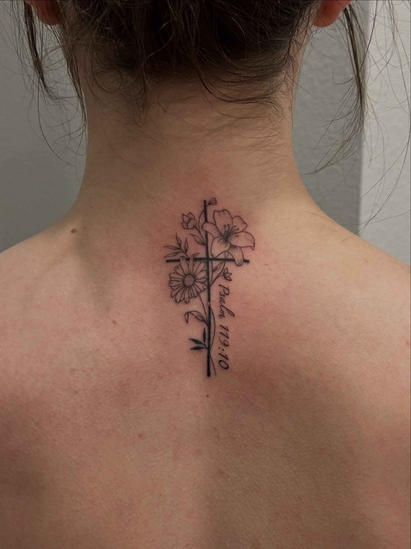 Cross with flowers black and grey tattoo on the back by Alex