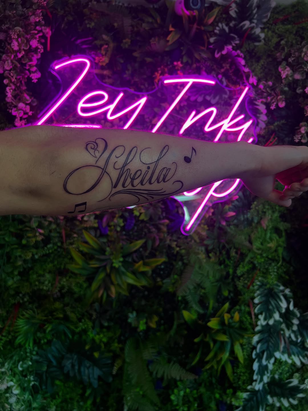 Sheila with musical notes tattoo on the forearm by ๐๐ข๐ฃ๐ฑ ๐๐ฆ๐ฑ๐ฌ ๐๏ธ