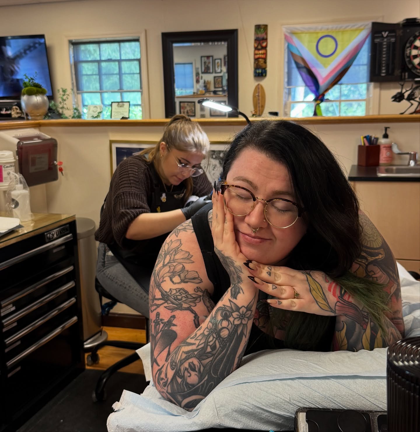Floral and nature-inspired American traditional tattoo on the upper arm by Dee - MA Tattoo Artist, Concord, Massachusetts