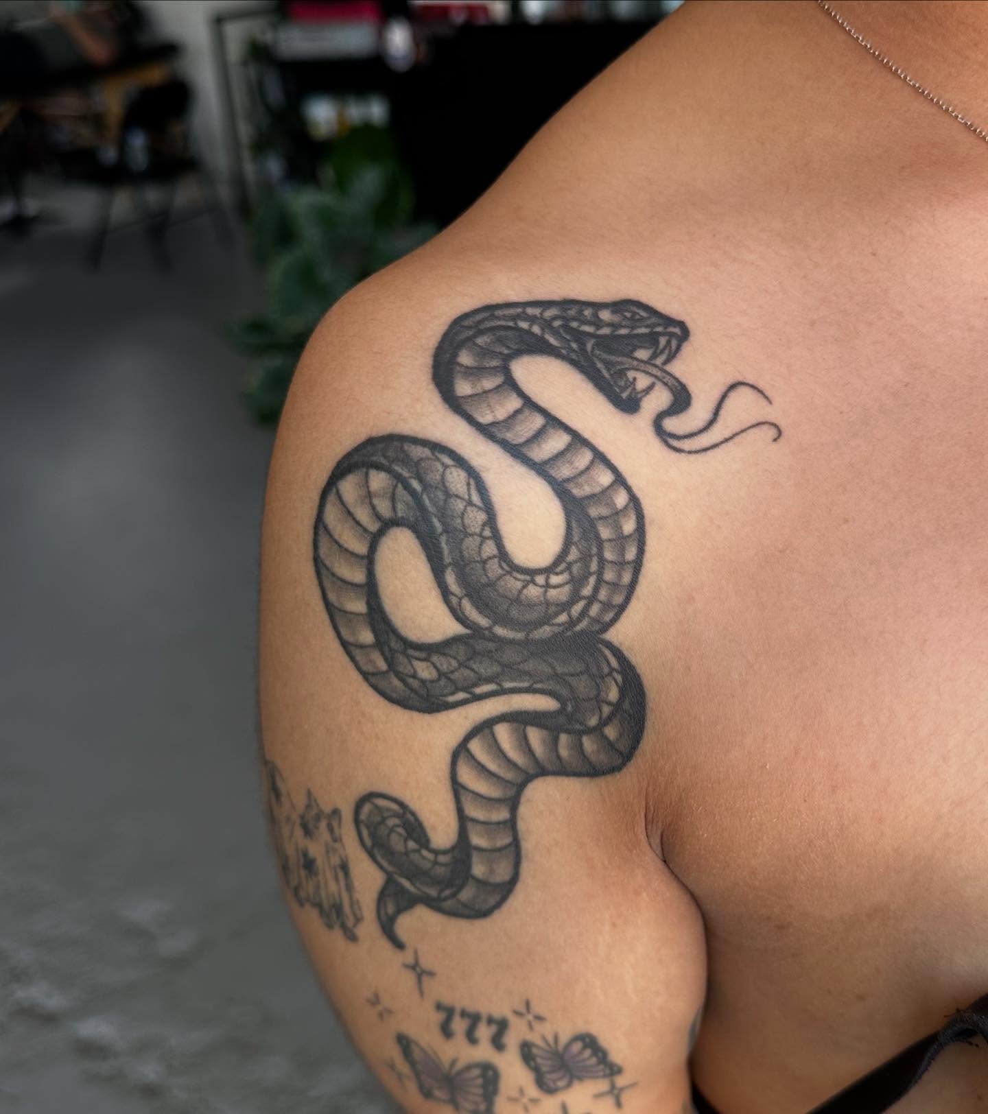 Tattoo by @hannahmoon.tattoos — black_and_grey