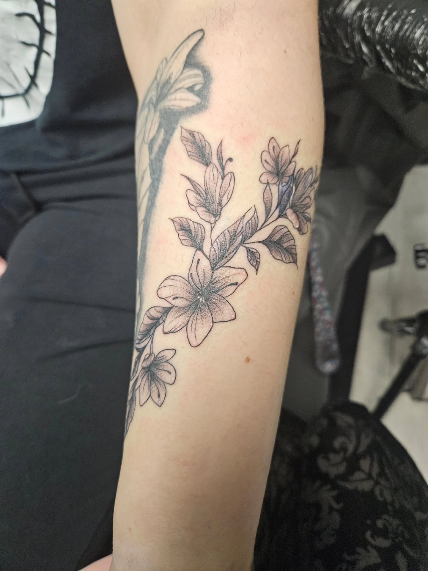 Flowers black and grey tattoo on the forearm by Ari🖤