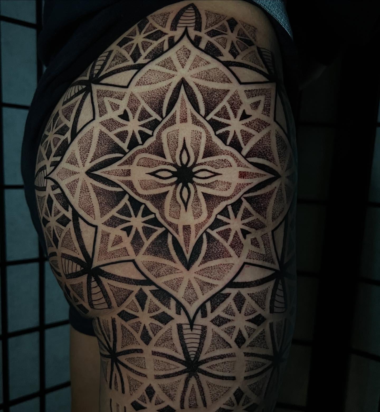 Tattoo by @frankendots — dotwork, geometric