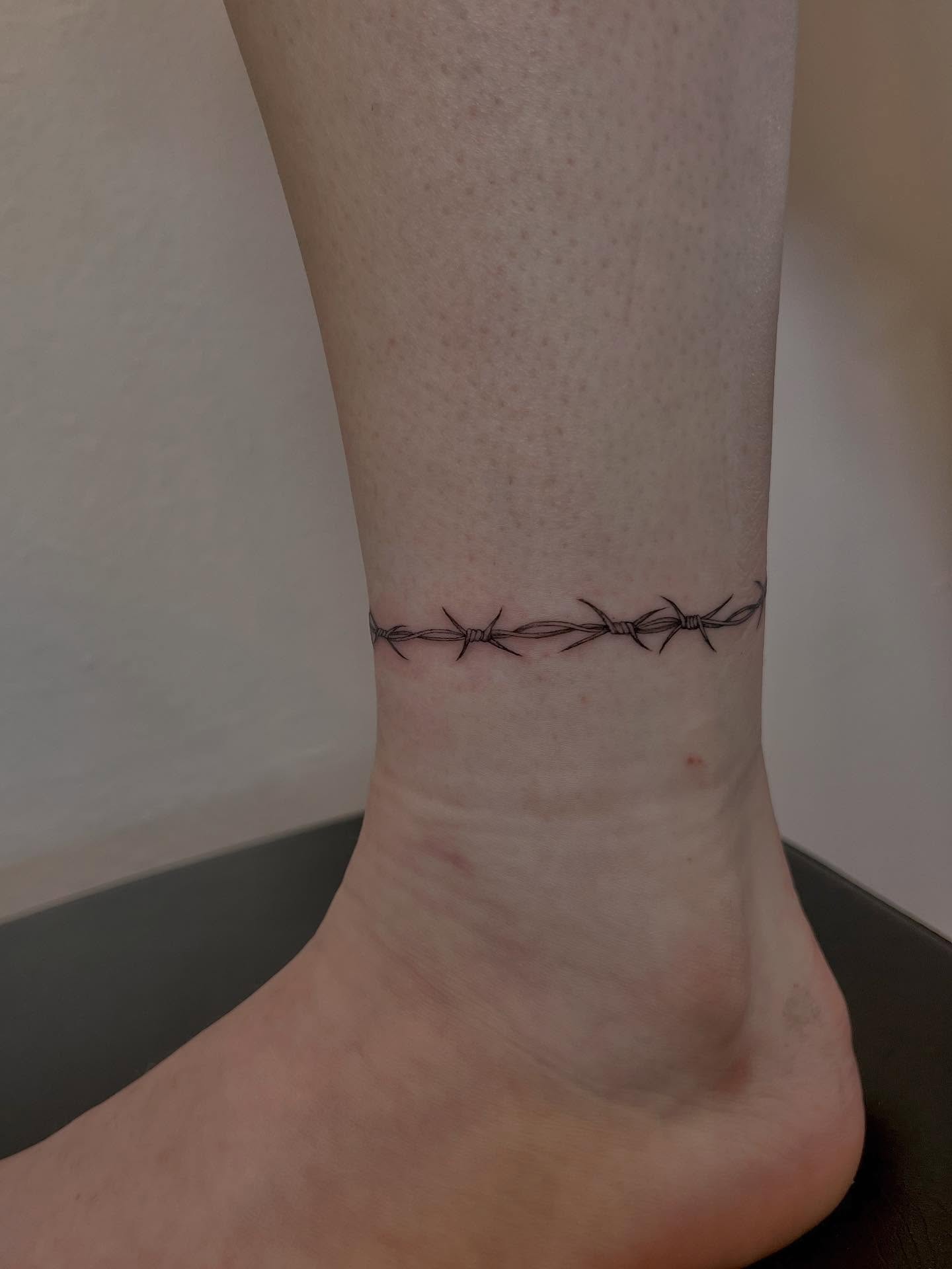 Barbed wire black and grey tattoo on the foot by Kite.Tattoo_Amber