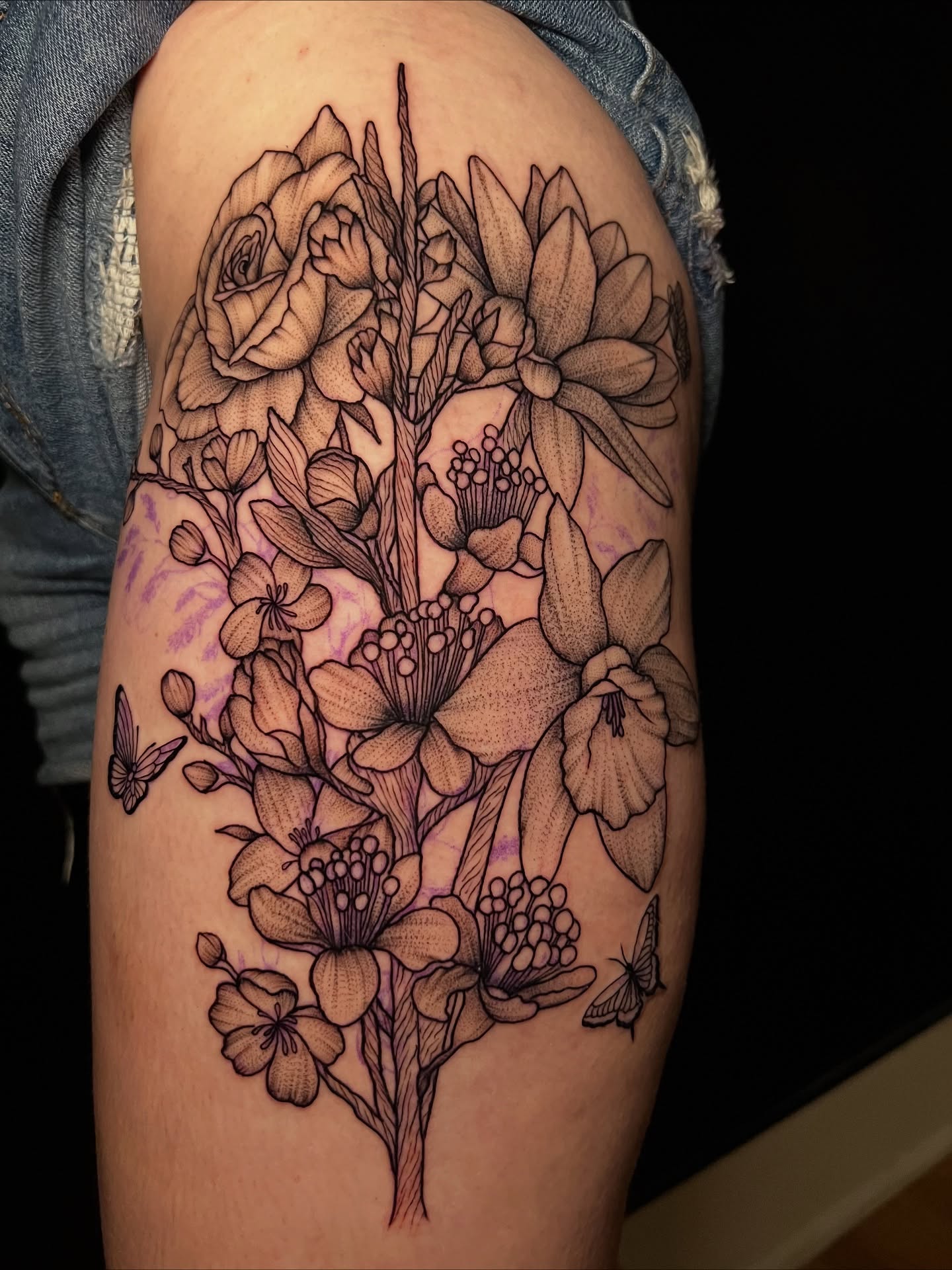 Flower bouquet black and grey tattoo on the upper arm by Baung Ben