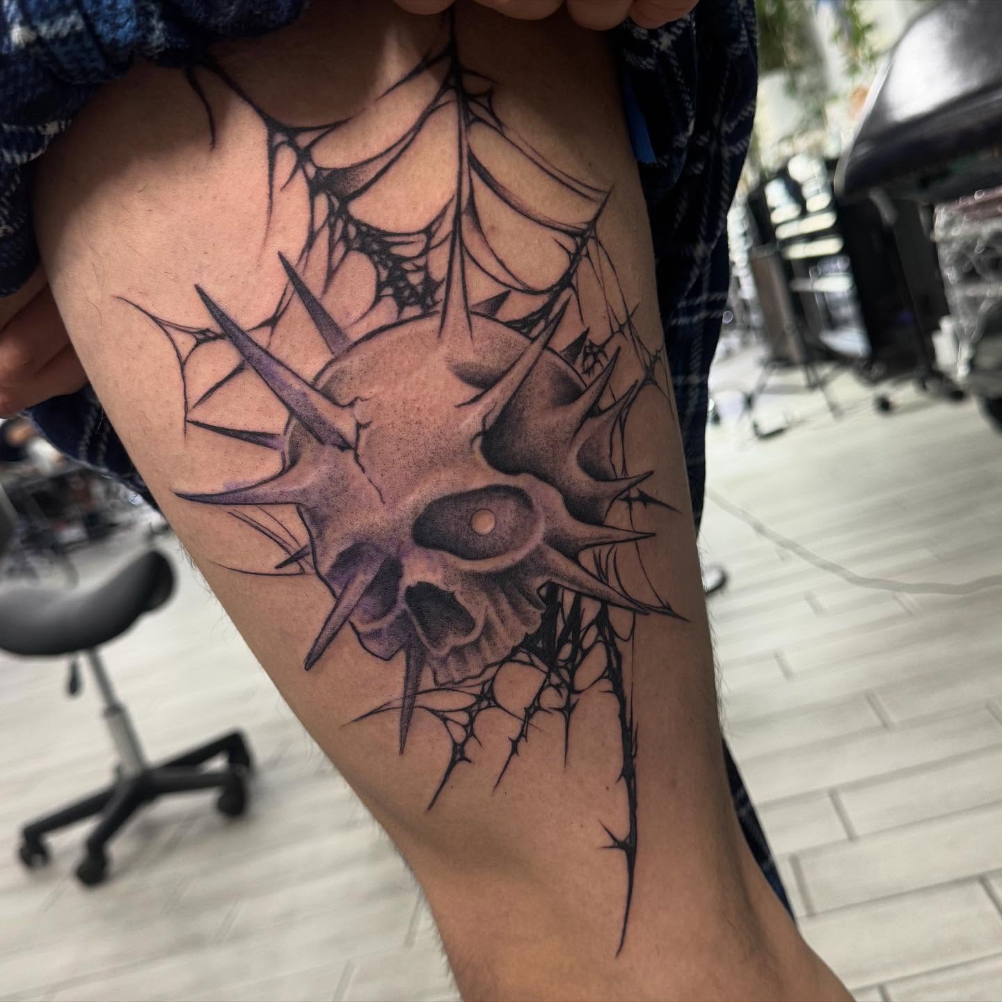 Spiked skull dark realism tattoo on the forearm by dallas tattoo artist ๐ฒ๐ฝ bilingue