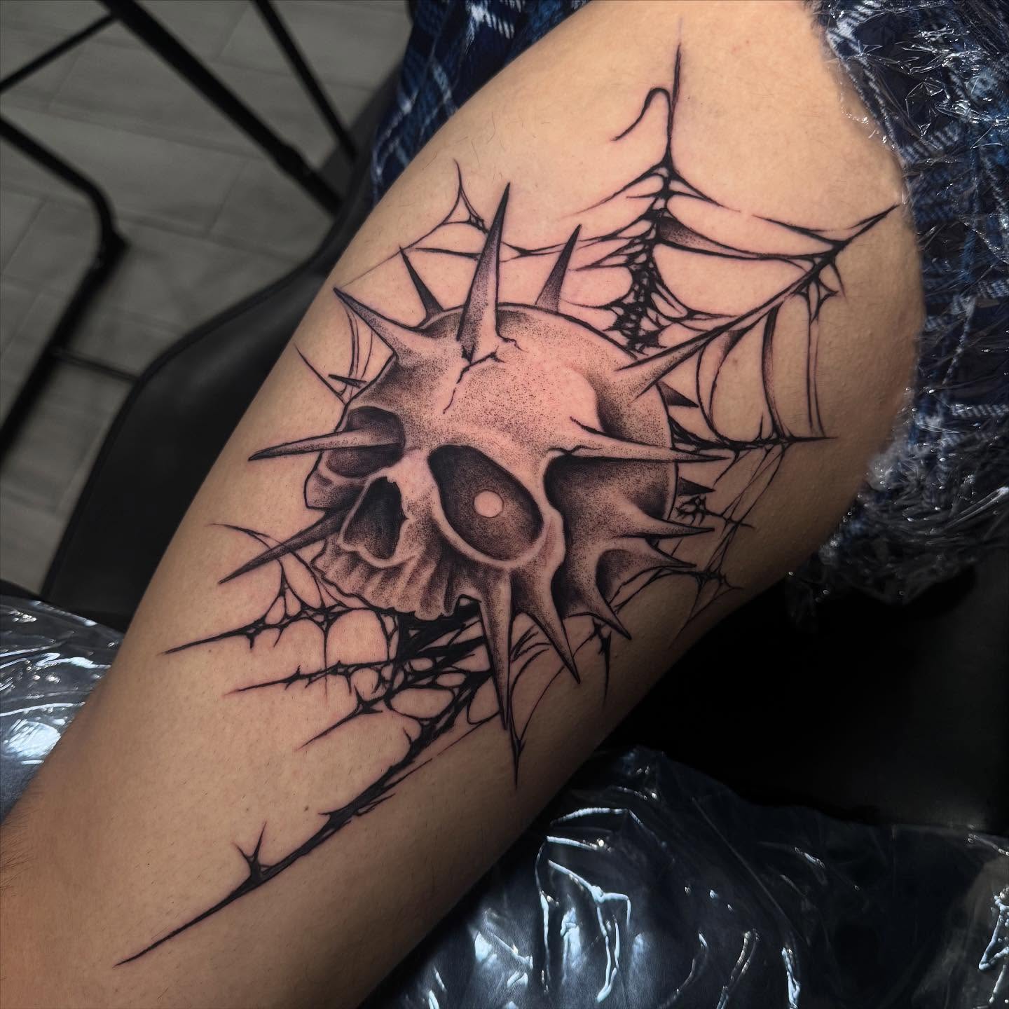 Skull with thorns realism tattoo on the forearm by dallas tattoo artist ๐ฒ๐ฝ bilingue