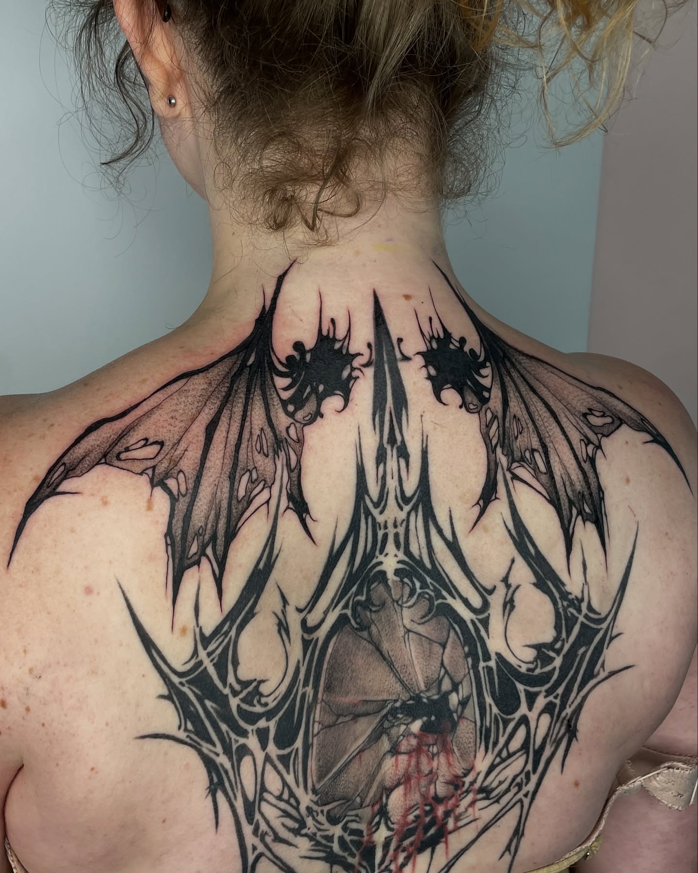 Spiderweb geometric tattoo on the back by Mia 	\(★ω★)
