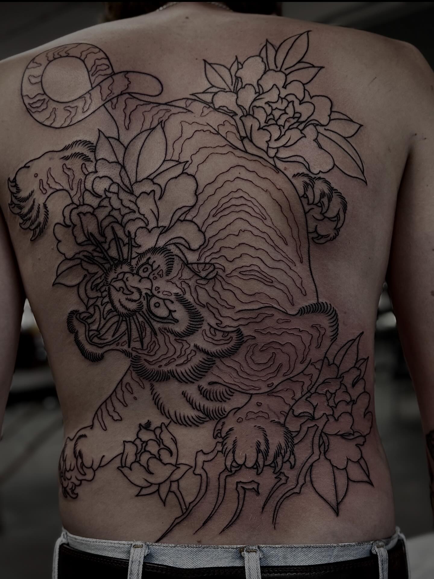 Lion and flowers japanese irezumi tattoo on the back by Cole Pittman Memphis Tattoo artist, Memphis, Tennessee