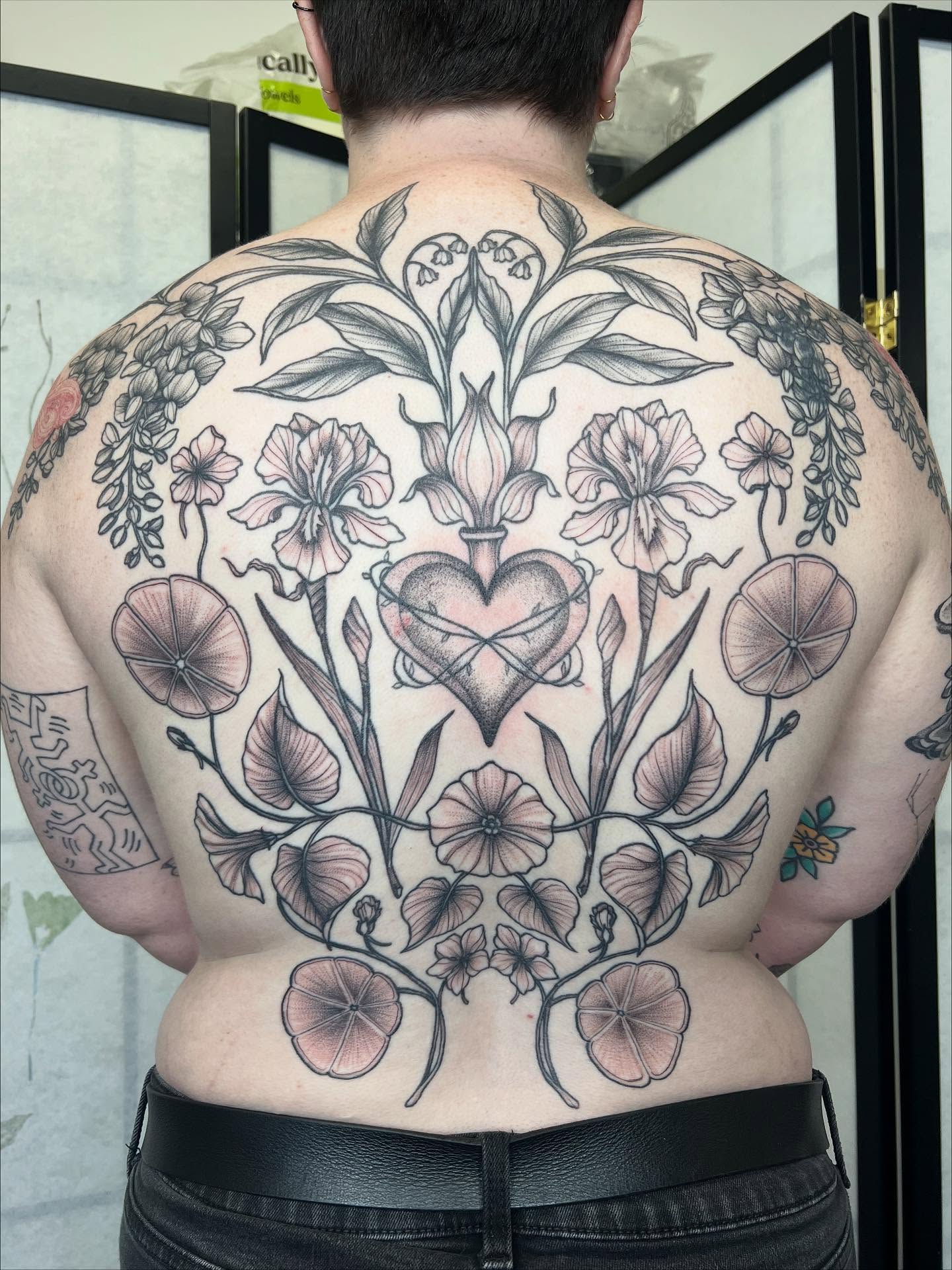 Botanical heart ornamental tattoo on the back by Noelle Adrienne Tattoos