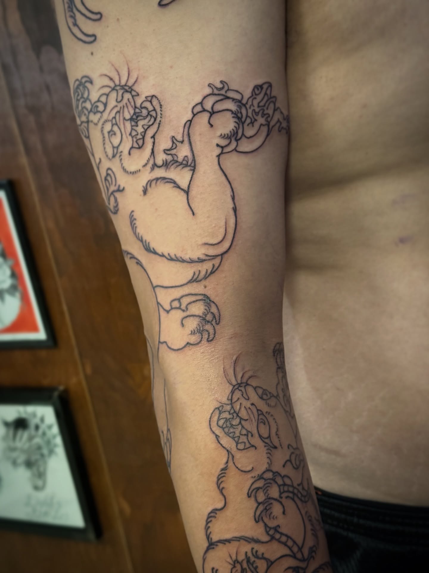 Bear black and grey tattoo on the forearm by Candi Kinyōbi