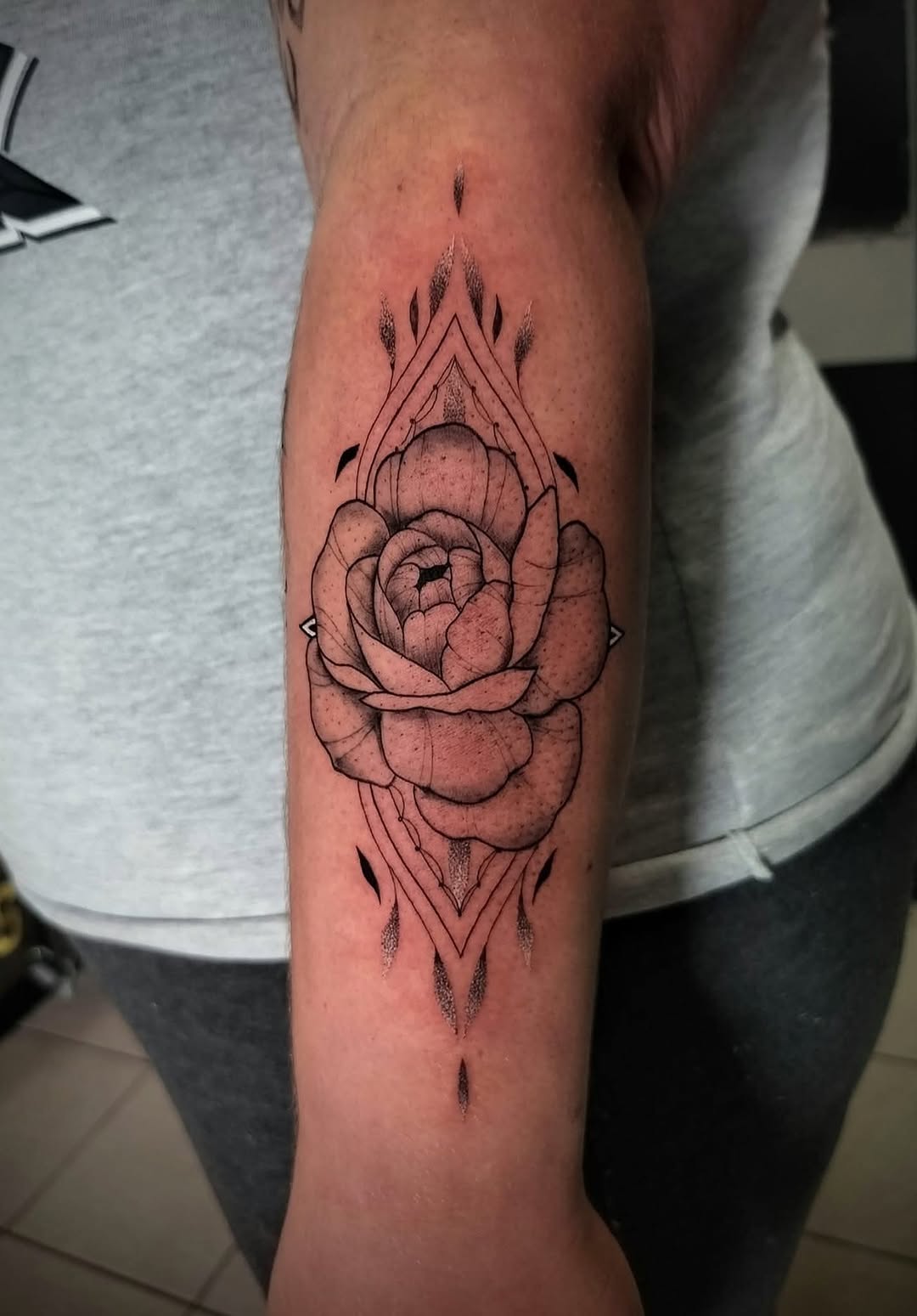 Tattoo by @creepybeazily — fine_line, dotwork