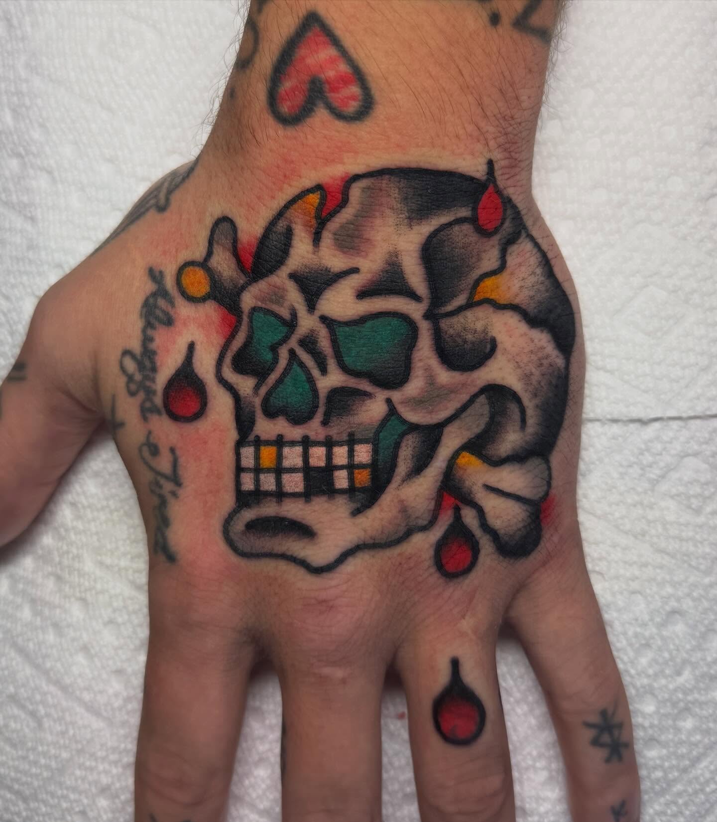 Skull American traditional tattoo on the hand by Stevie Lowenstein, Cincinnati, Ohio