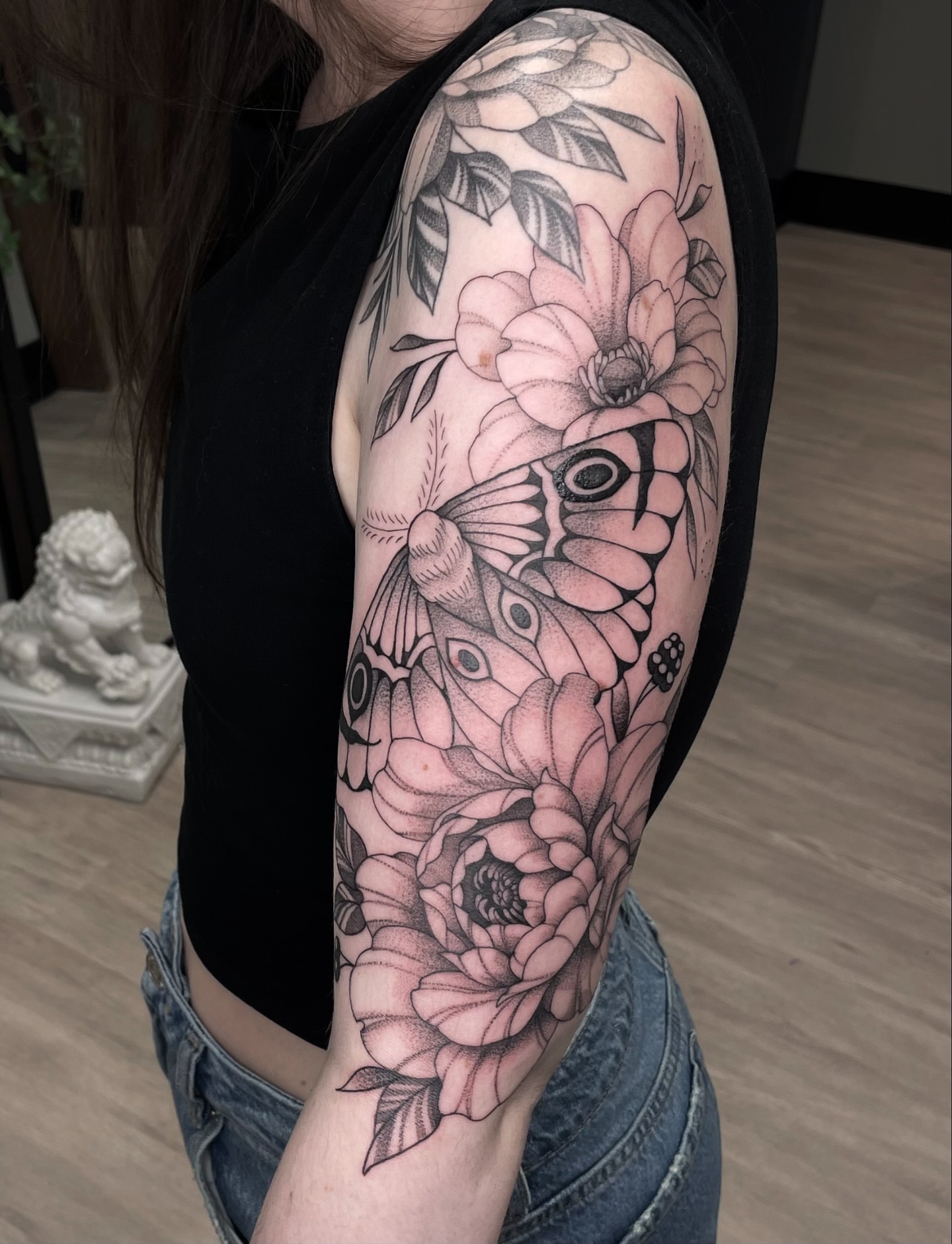 Butterfly and flowers realism tattoo on the upper arm by 𝕯𝖔𝖒