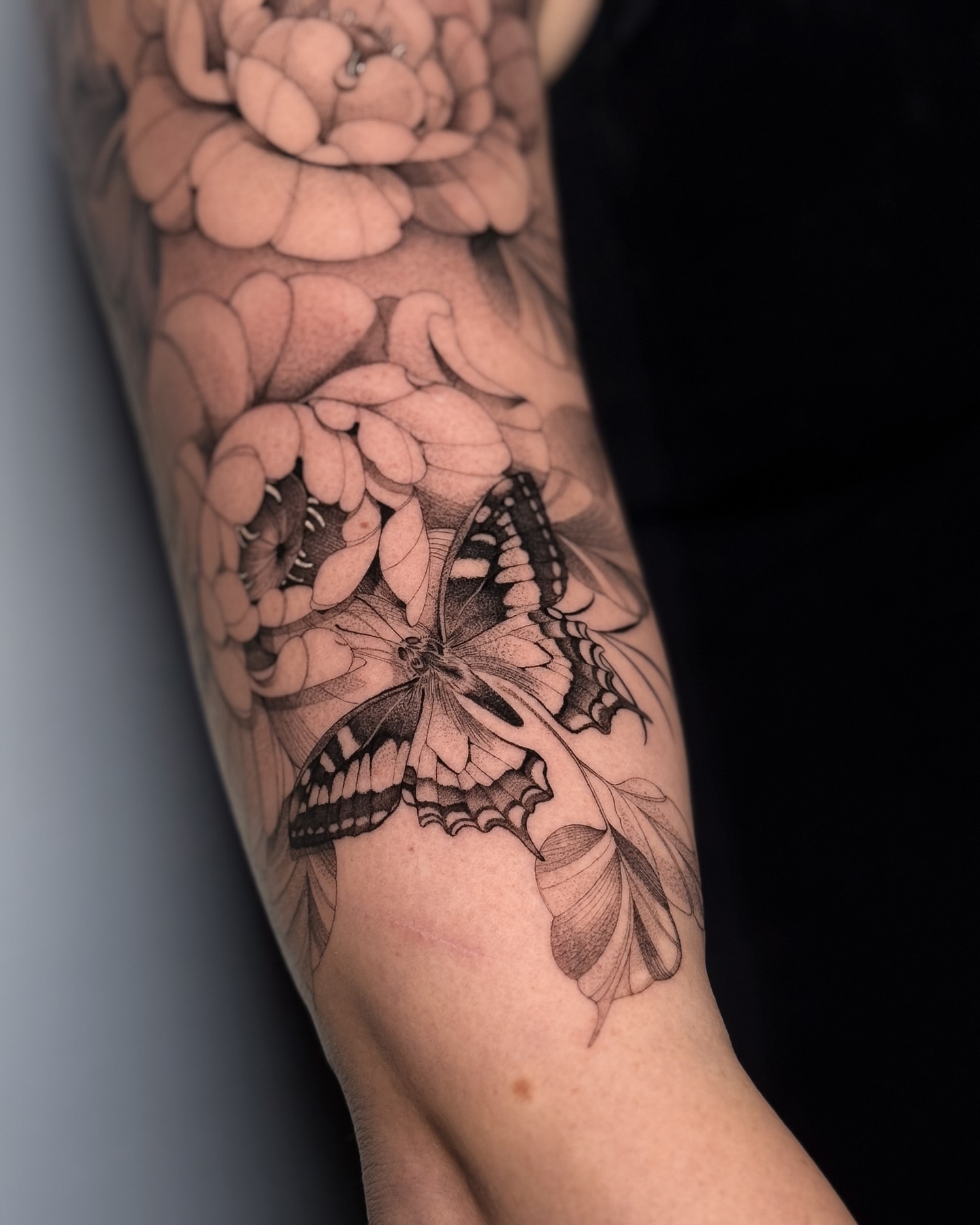 Butterfly and flowers realism tattoo on the forearm by ♡ 𝕍𝕚𝕔𝕥𝕠𝕣𝕚𝕒 ℍ𝕠𝕝𝕞𝕖𝕤 ♡, Avon, Ohio