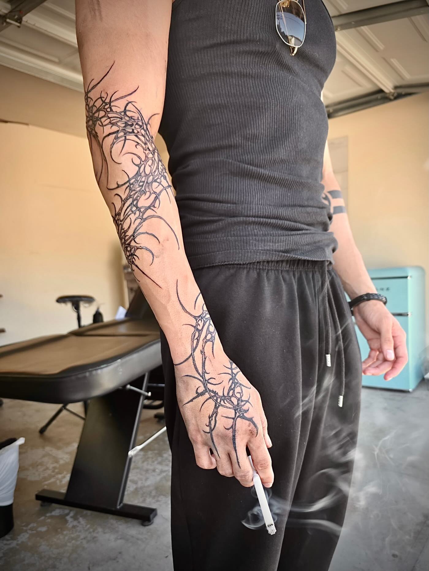 Thorn pattern black and grey tattoo on the upper arm by Quin Walker