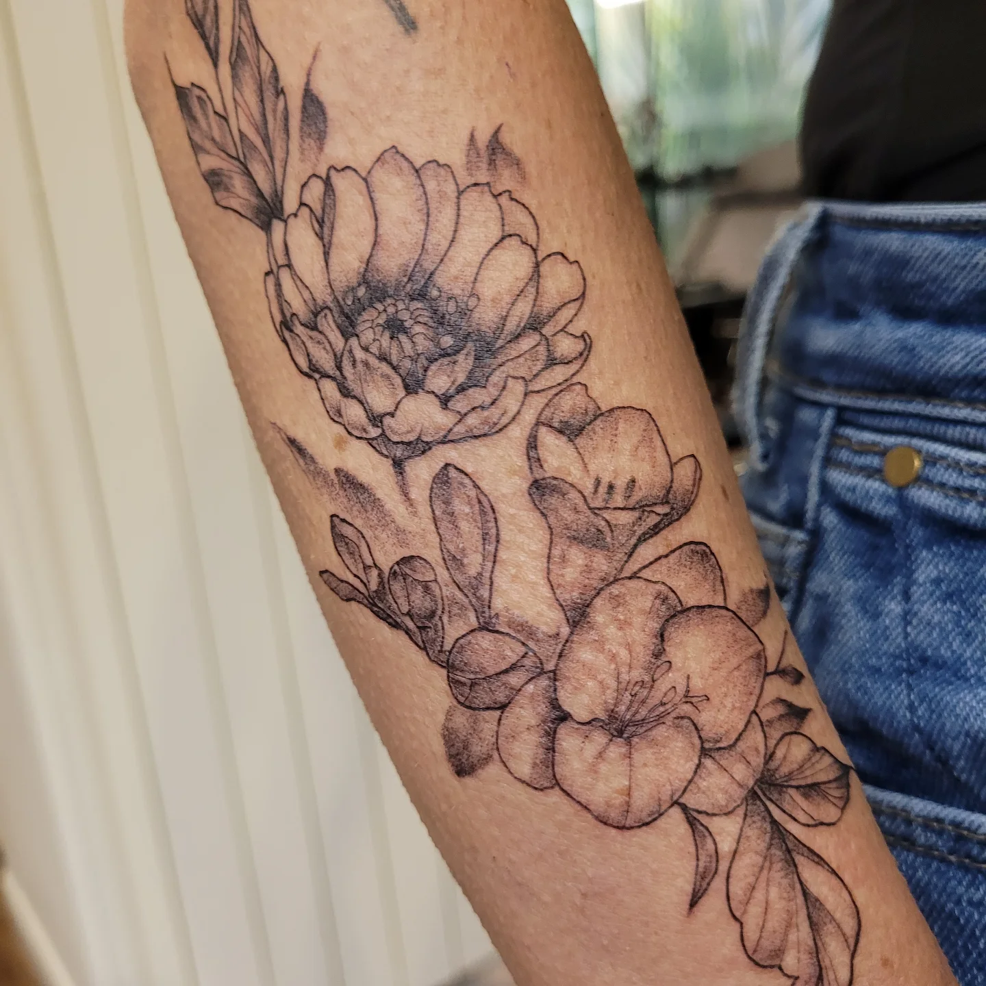 Flower bouquet black and grey tattoo on the forearm by Sooz, Tours, Centre-Val de Loire