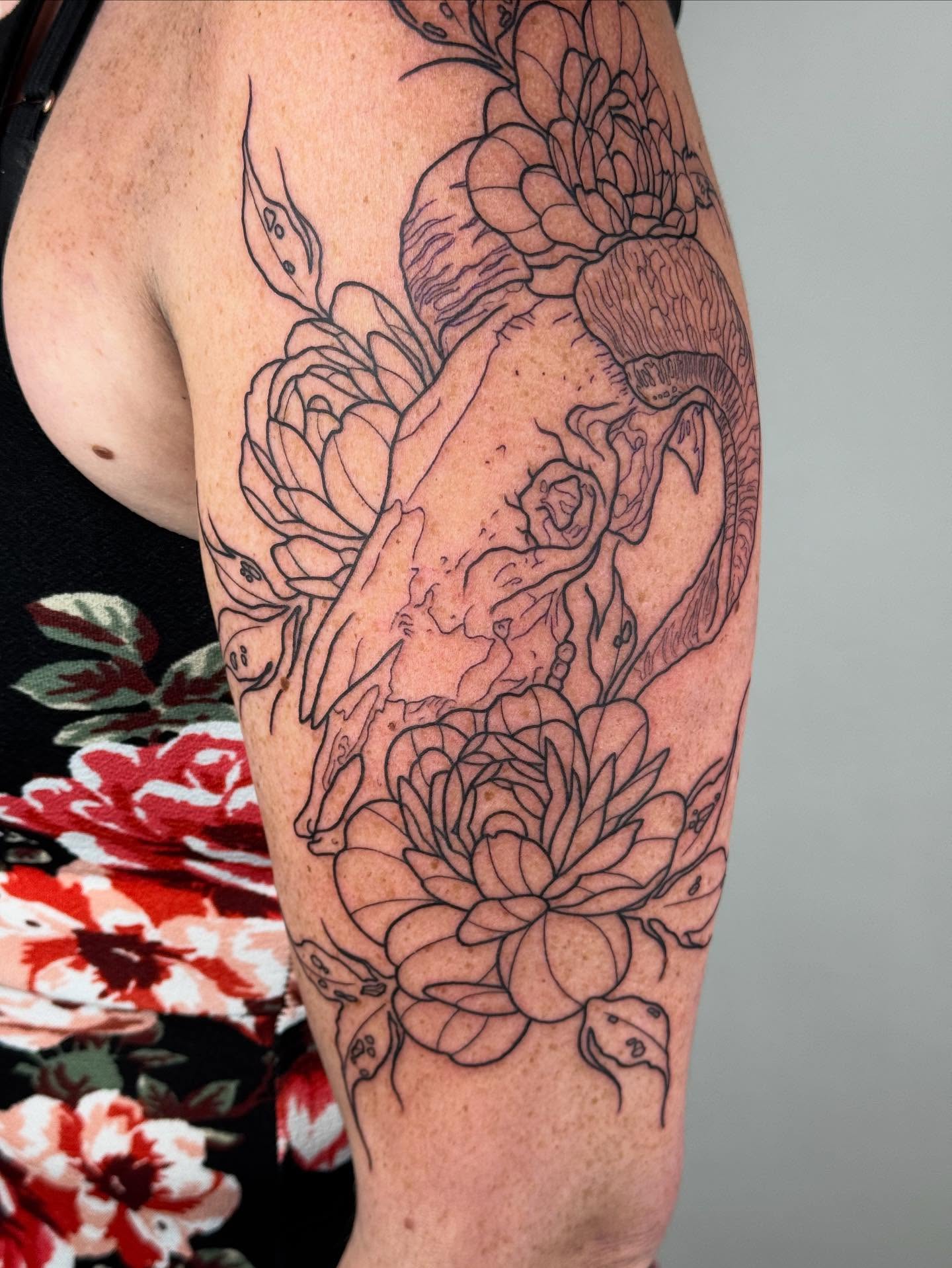 Floral arrangement realism tattoo on the upper arm by π©πͺπ¬