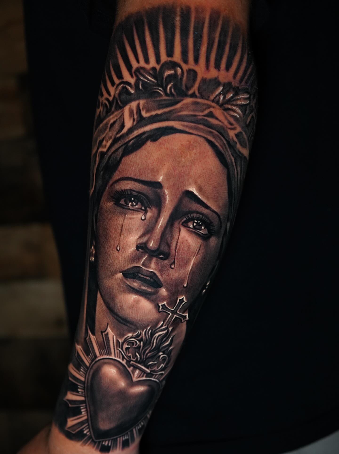 Woman with crown realism tattoo on the forearm by Edgar Campaña
