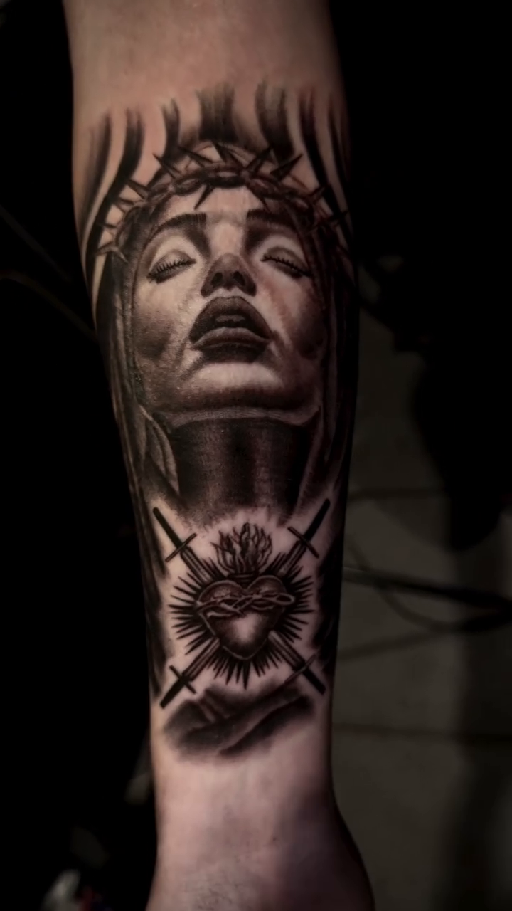 Woman and crown of thorns realism tattoo by Henry Fuentes