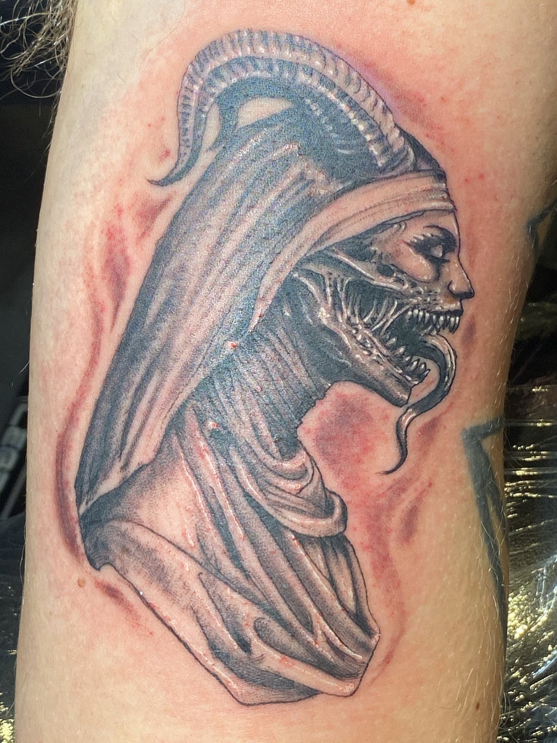 Alien dark realism tattoo on the forearm by Hecho En El Bronx