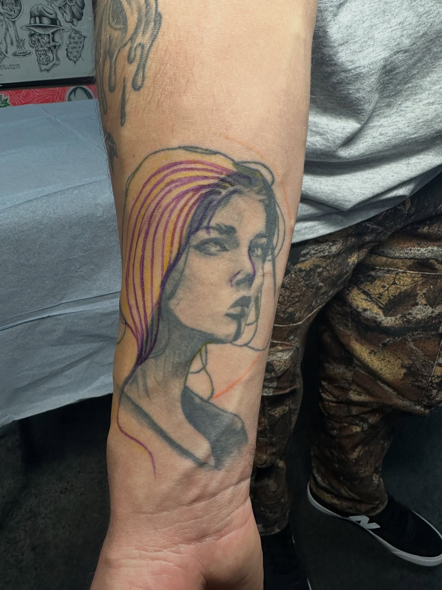Woman realism tattoo on the forearm by 🕸🎚 𝑺𝑨𝑵𝑻𝑰 𝑺𝑬𝑽𝑬𝑵𝑺 🎚🕸🇫🇯