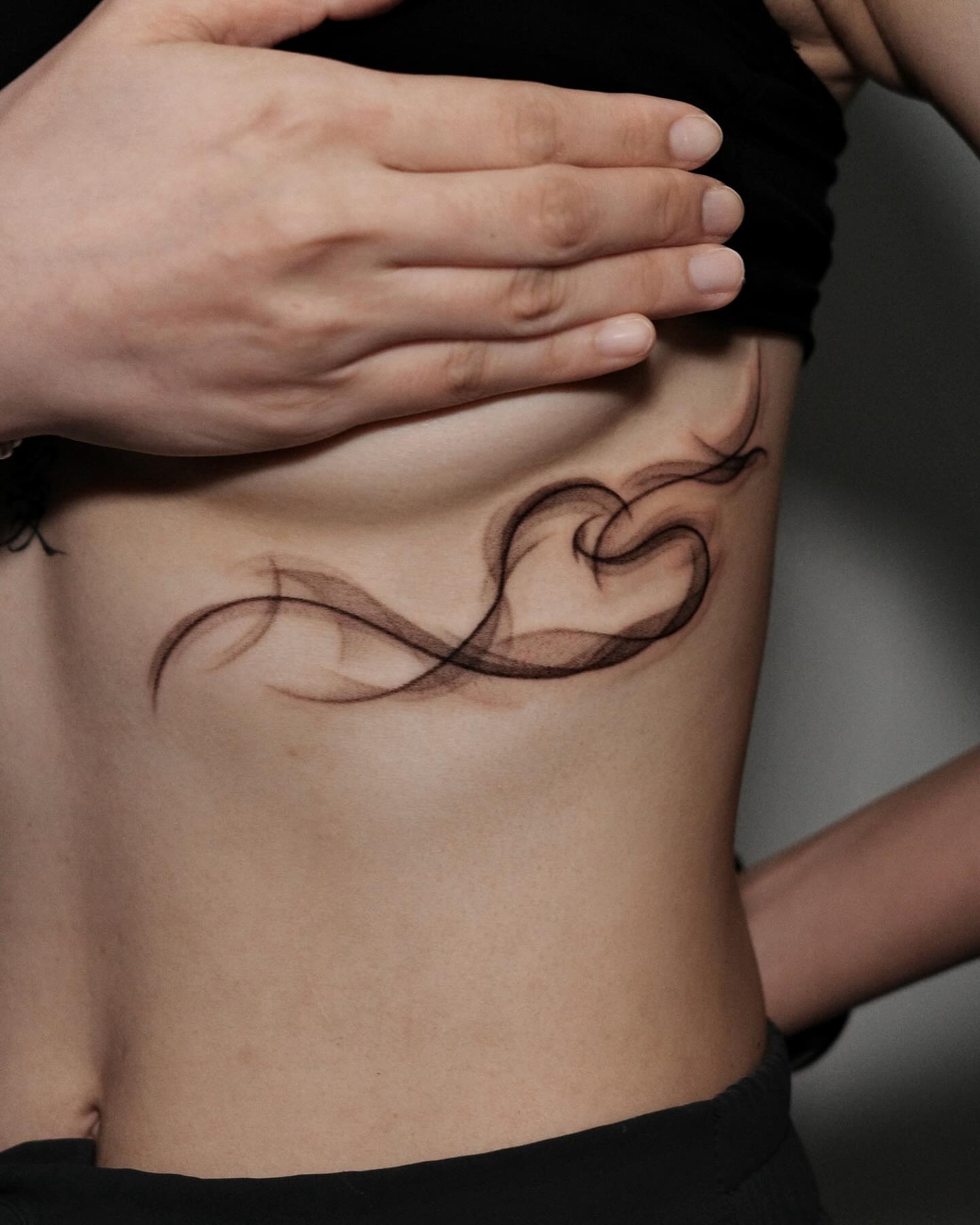 Swirls black and grey tattoo on the ribs by Chou 周哲｜抽象｜流體｜筆刷
